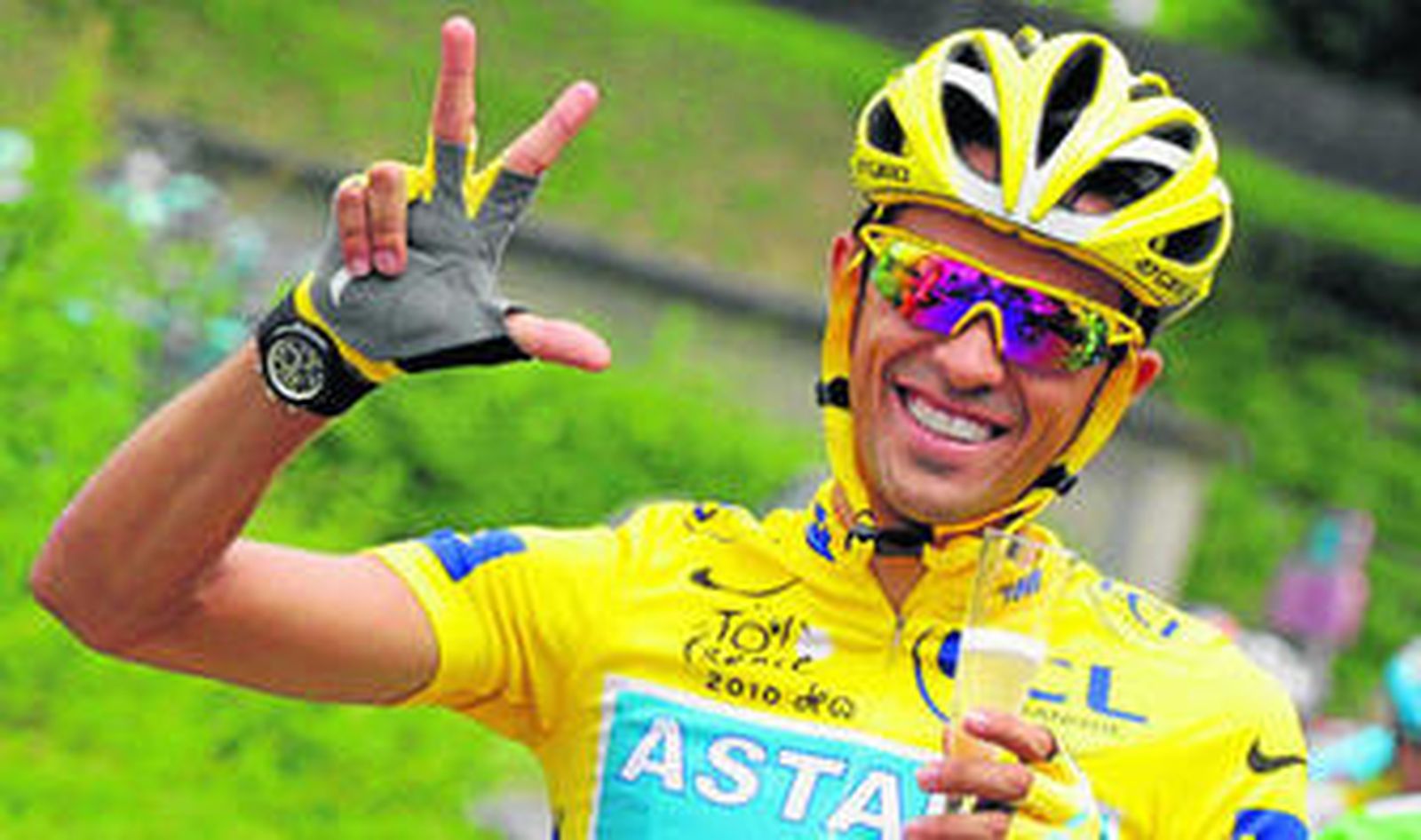 Contador celebra su tercera victoria en la ronda gala, aunque el título está en el aire por un presunto caso de dopaje.