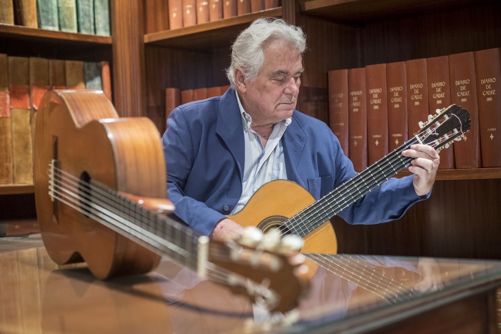 El guitarrista y compositor Ángel G. Piñero, con sus guitarras para tocar con uña y yema, respectivamente, ayer en 'Diario de Cádiz'.