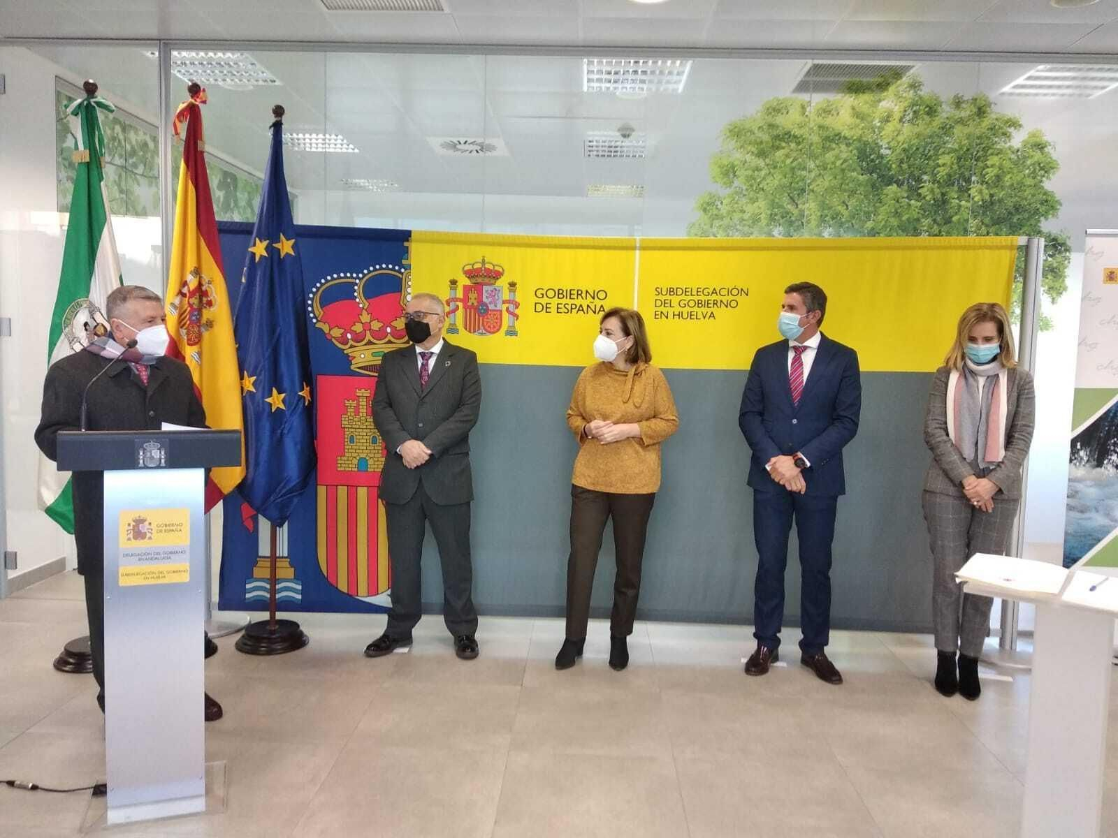 Momento del acto de entrega  del documento que  acredita para el riego a la CHG.