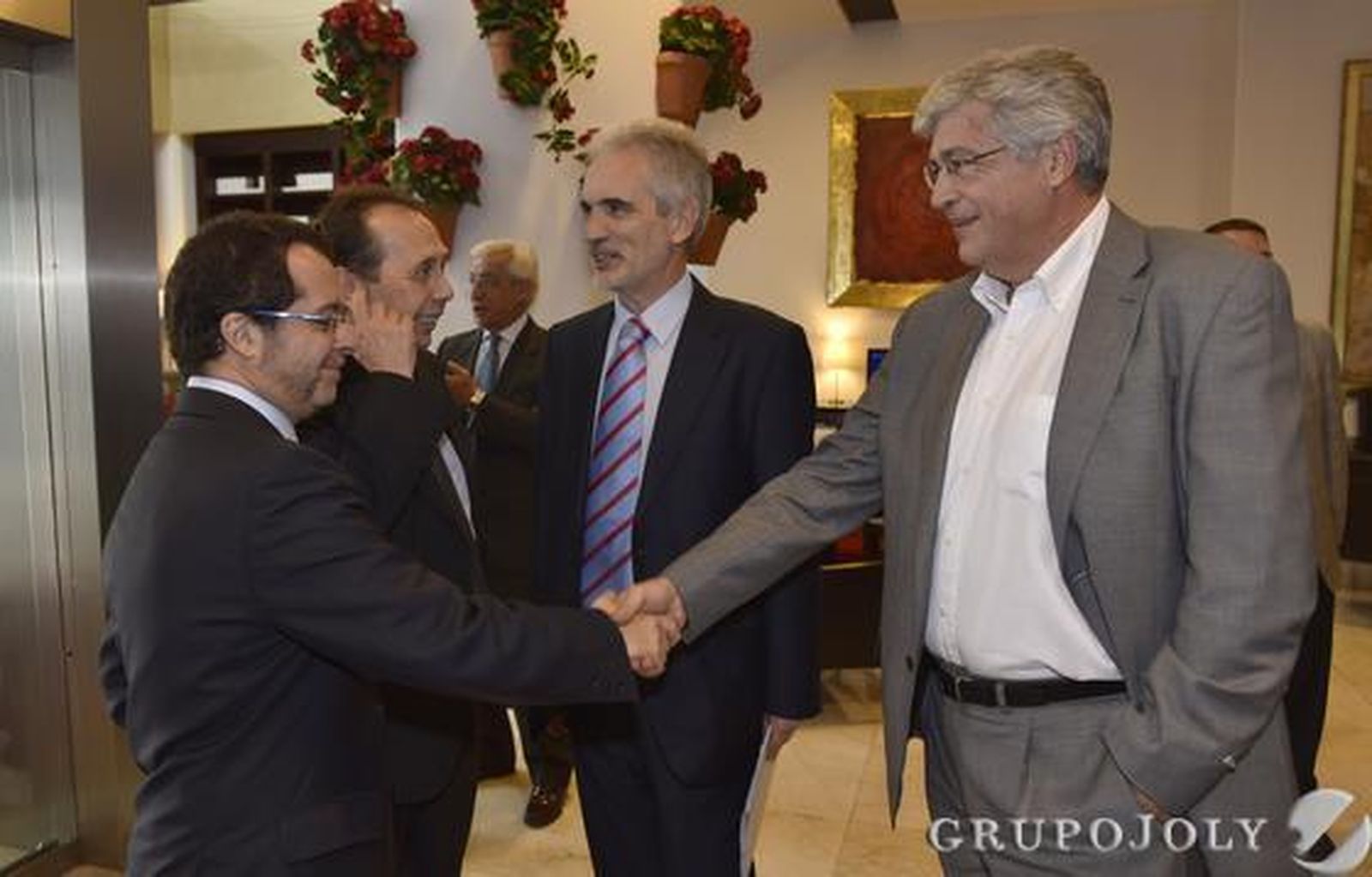 Juan Manuel Marqués, subdirector del Grupo Joly, saluda a Juan Carlos Raffo, delegado de la Junta en Sevilla, en presencia de Aquilino Alonso y José Antonio Carrizosa. / Reportaje gráfico: Juan Carlos Vázquez y Victoria Hidalgo