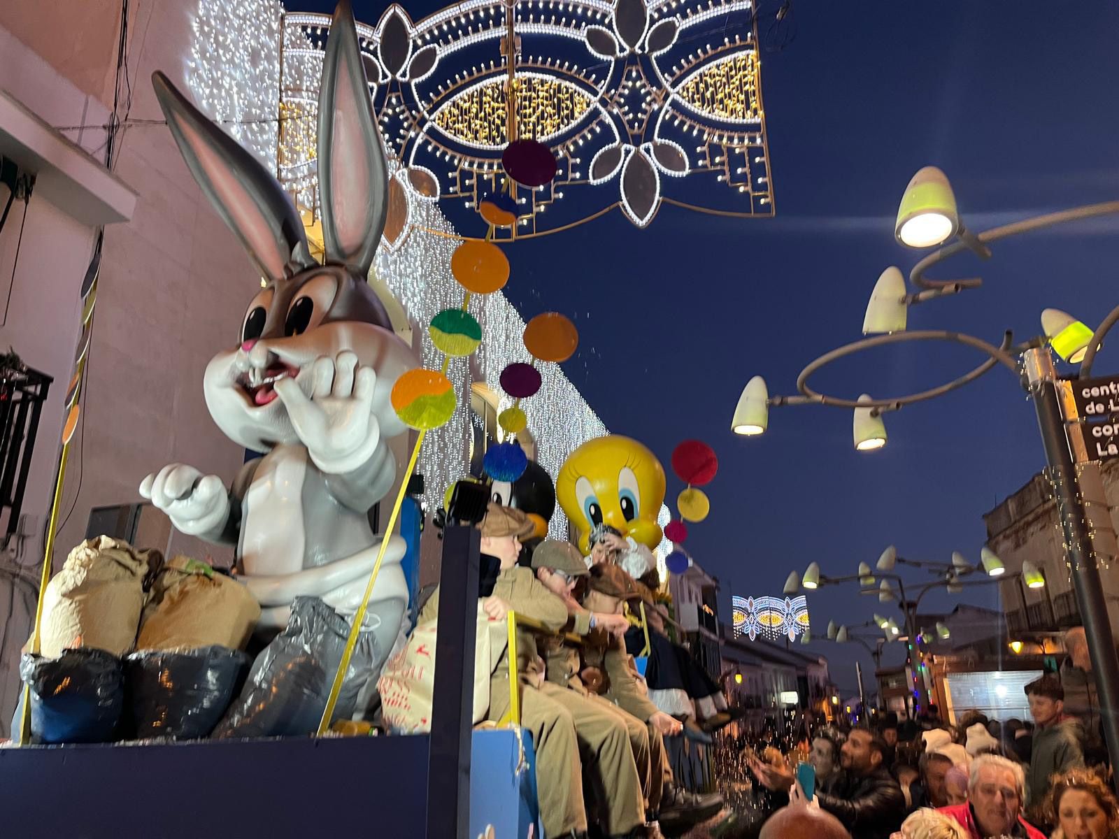 En Cartaya, la cabalgata de Reyes Magos ha recorrido este lunes las calles del municipio, y las de El Rompido