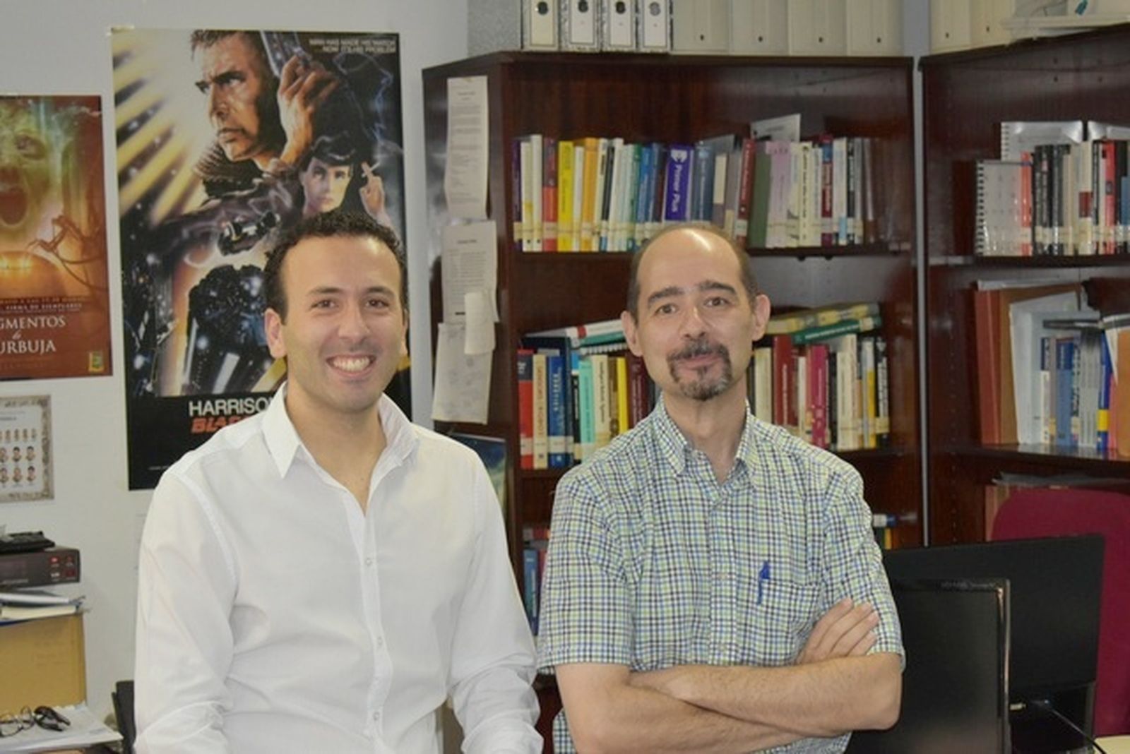 El alumno Javier Pérez (i) y Juan Antonio Fernández, catedrático de Ingeniería Automática y de Sistemas