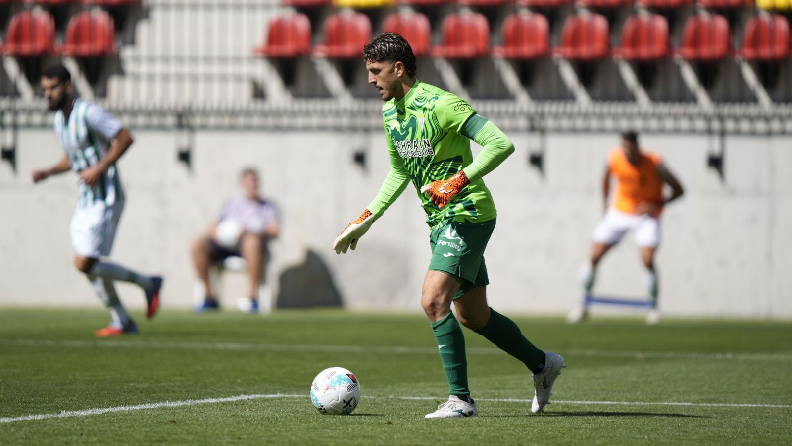Carlos Marín controla el balón en un partido del Córdoba CF.