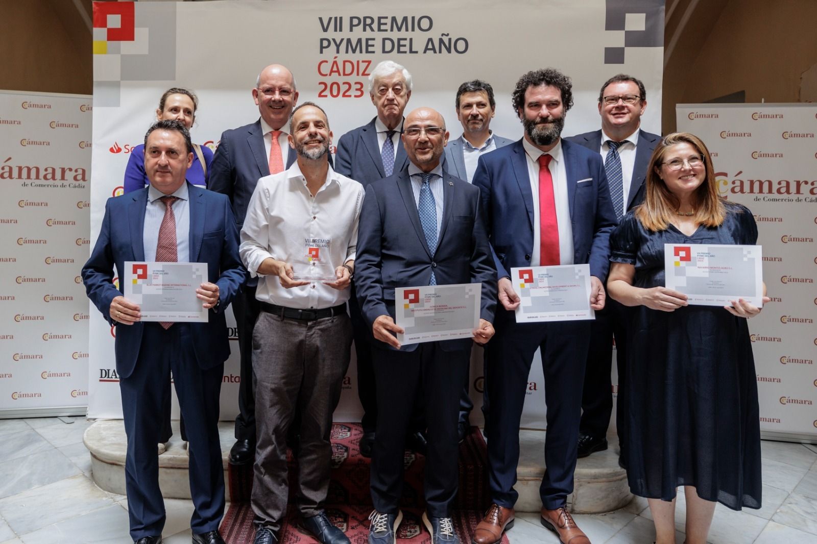 Foto de familia de los premiados.