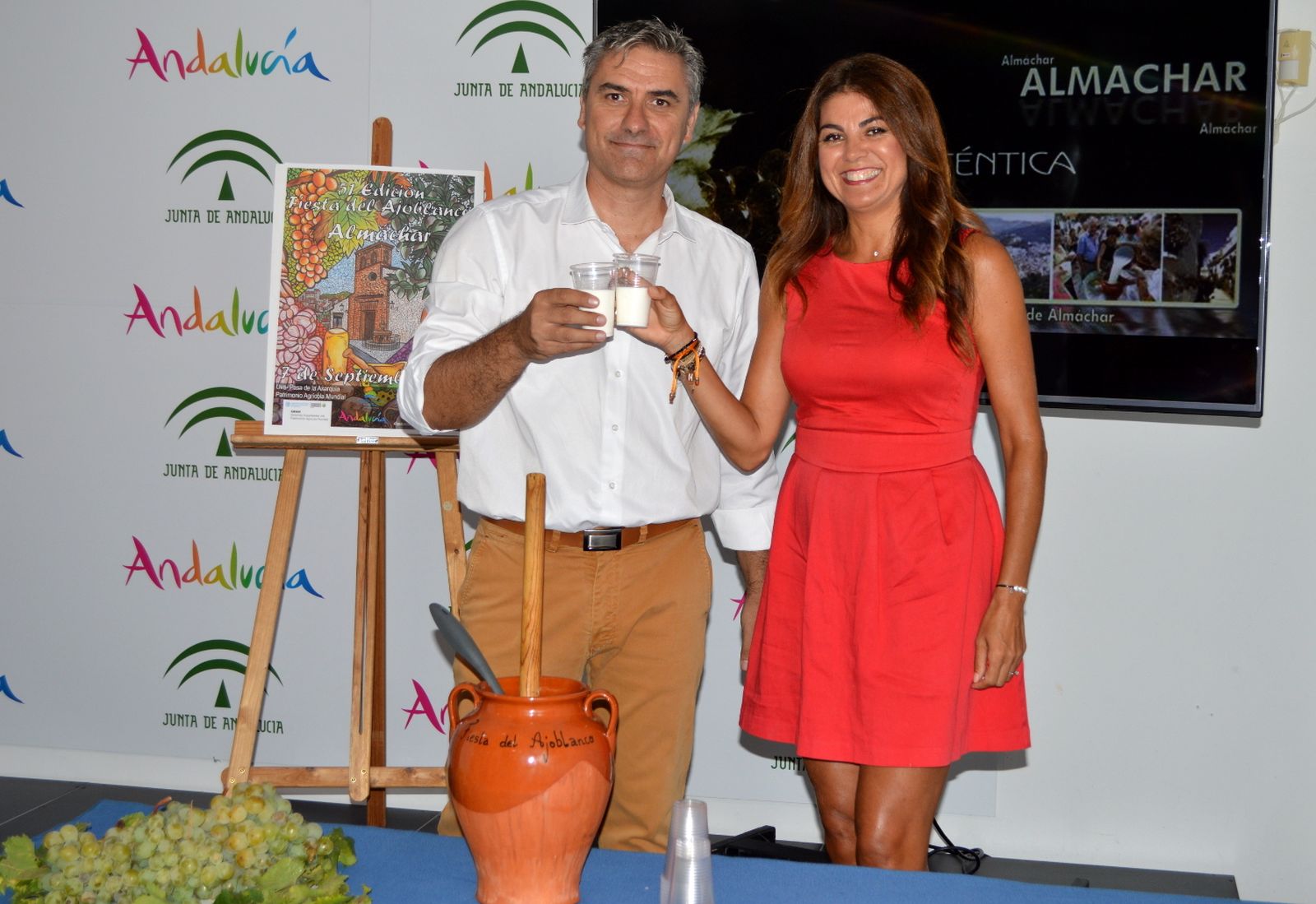 El alcalde de Almáchar, Antonio Yuste, junto a la delegada de Turismo, Nuria Rodríguez.