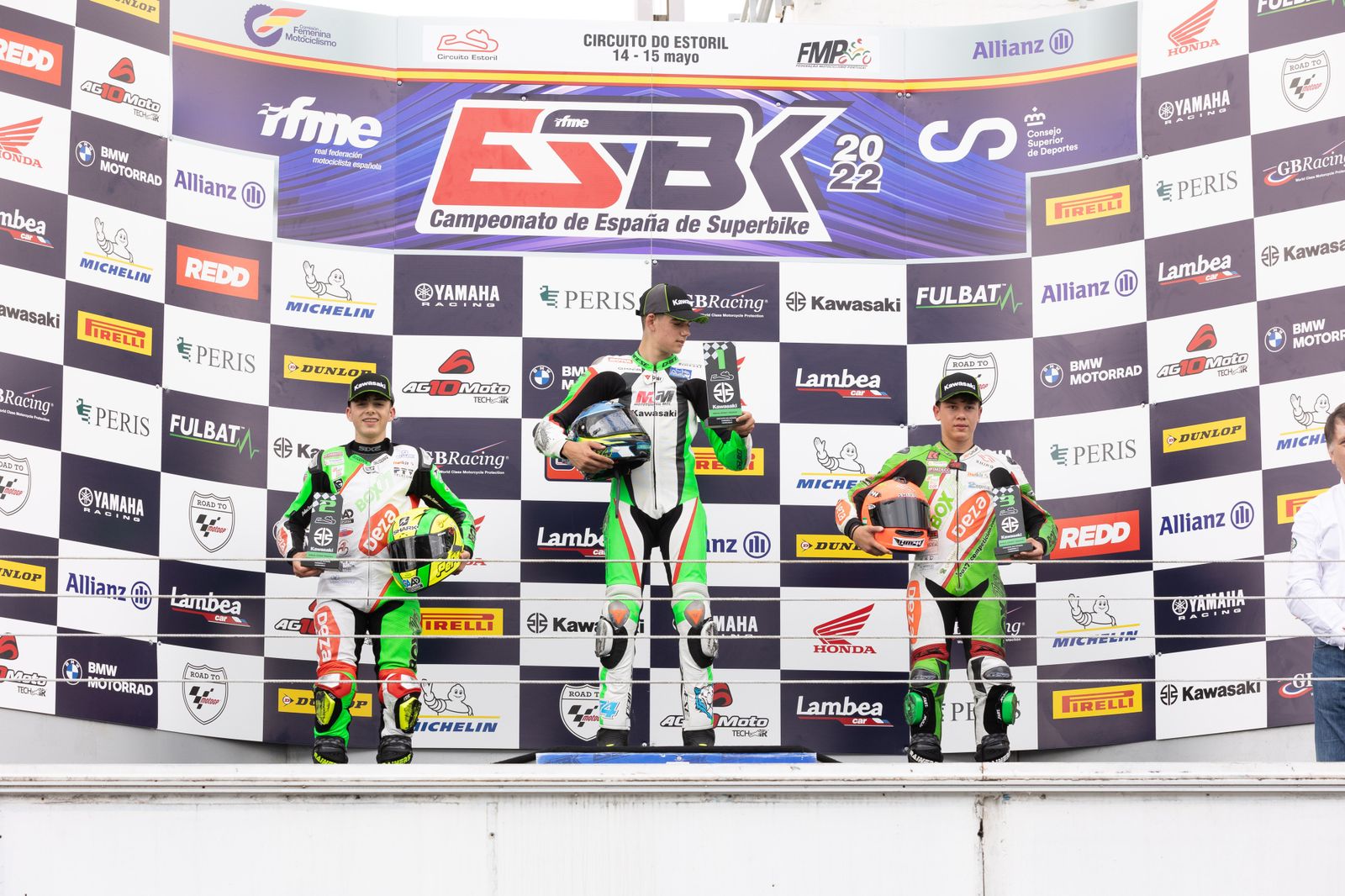 Paco Osuna y Antonio Torres, en el podio del circuito de Estoril.