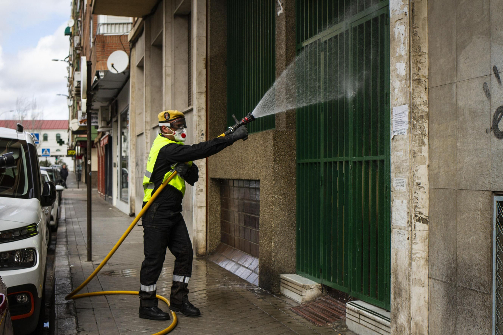 La UME desinfecta el Hospital Virgen de las Nieves de Granada.