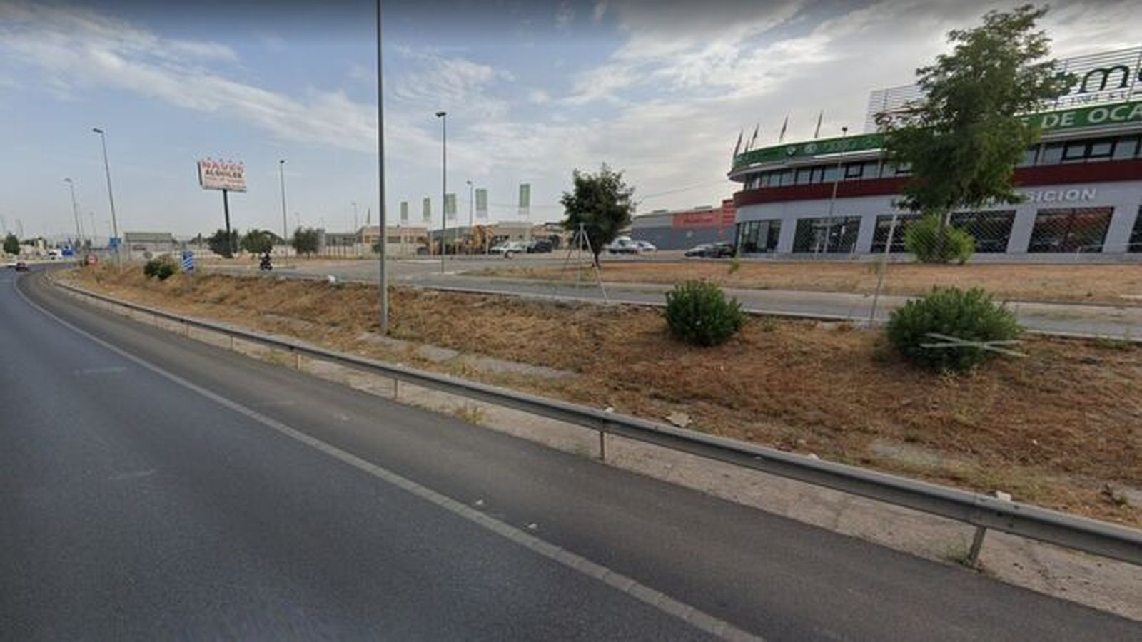 Aparece un coche volcado y abandonado en la Circunvalación de Granada