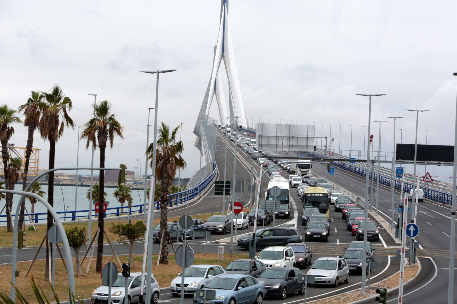 Un atasco en la entrada a Cádiz por el puente de la Constitución de 1812.