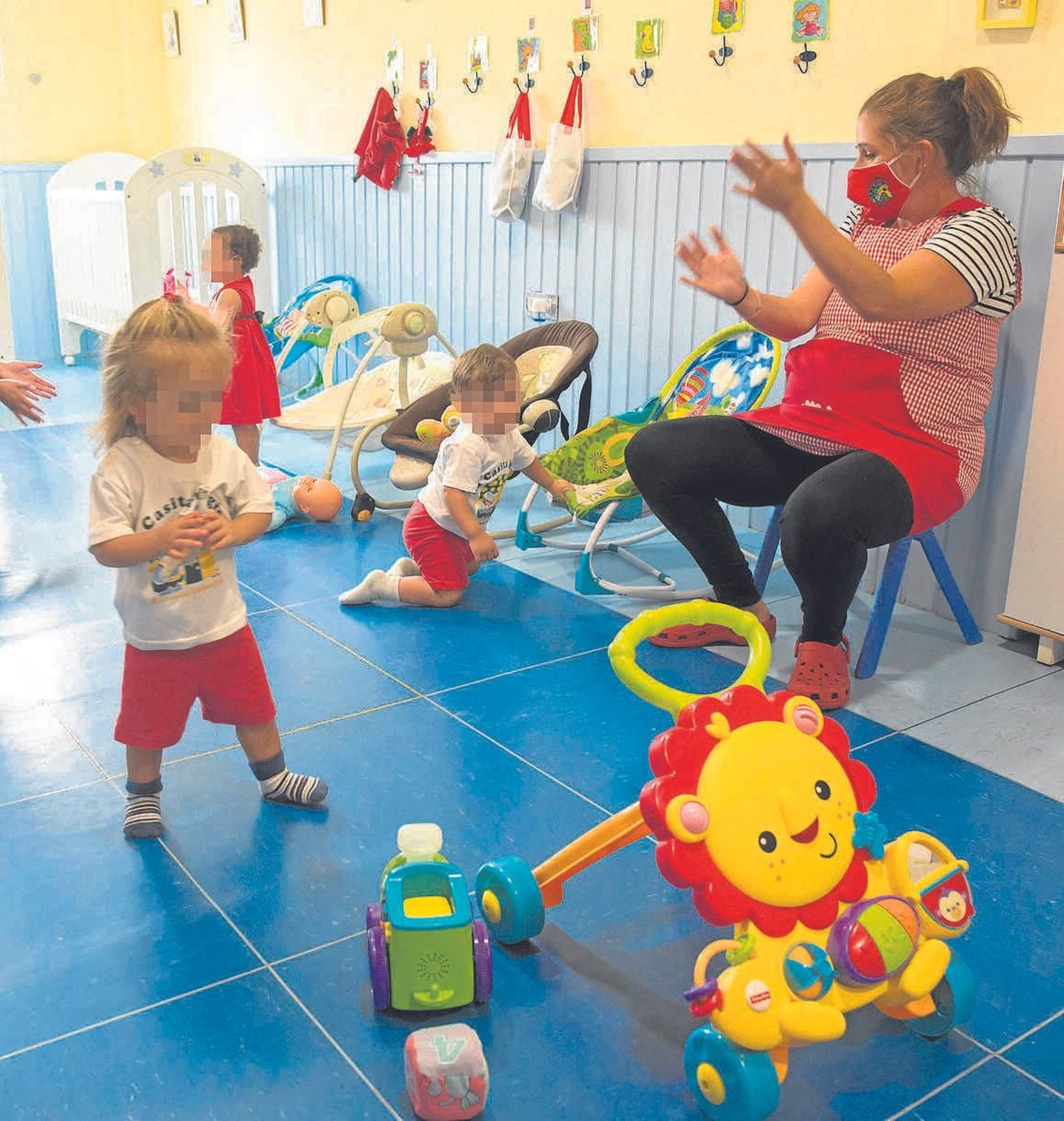 Los niños juegan en el aula de una escuela infantil.