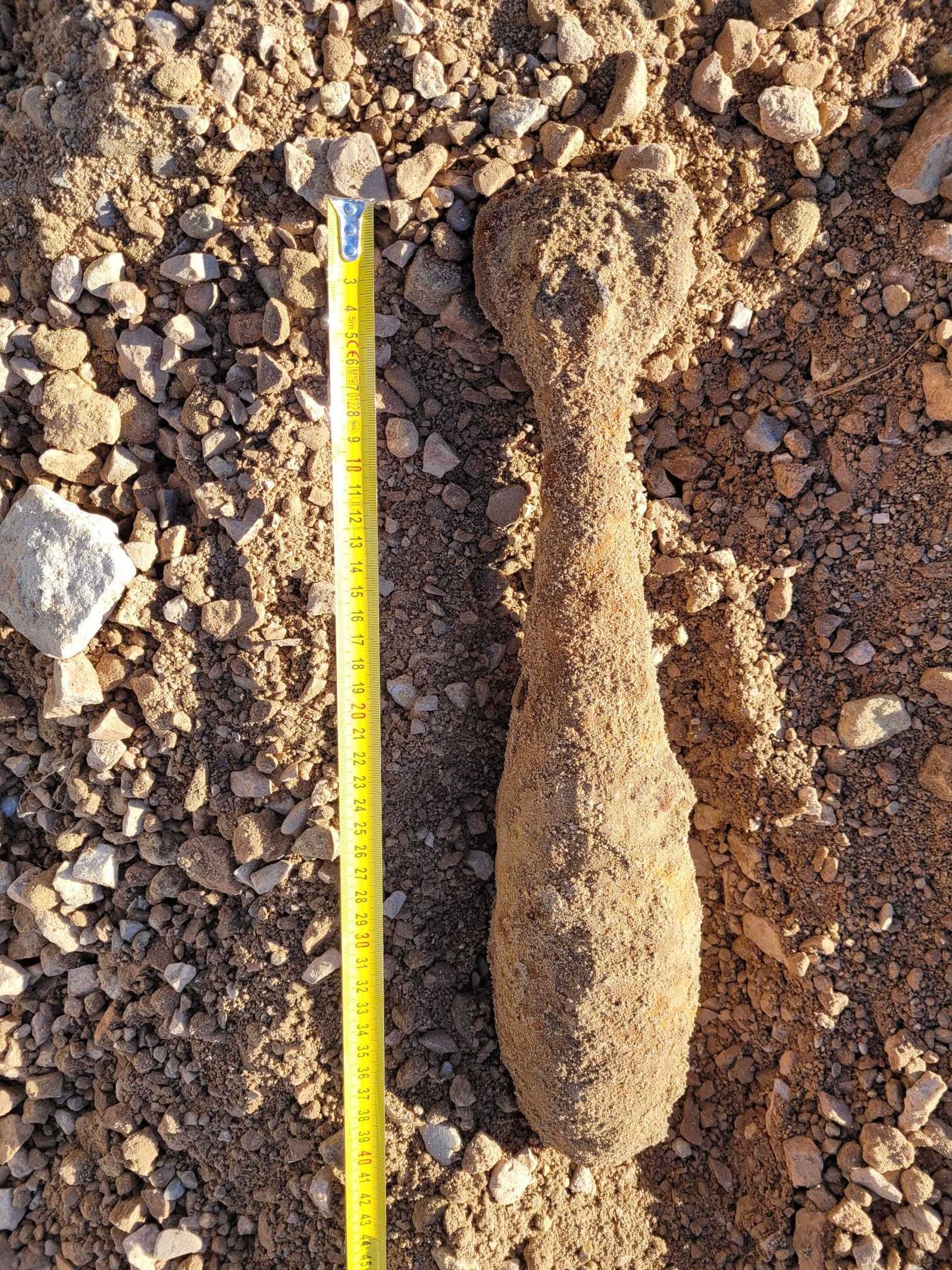 Una imagen del proyectil que ha aparecido en la avenida de la Paz, en Valdelagrana.