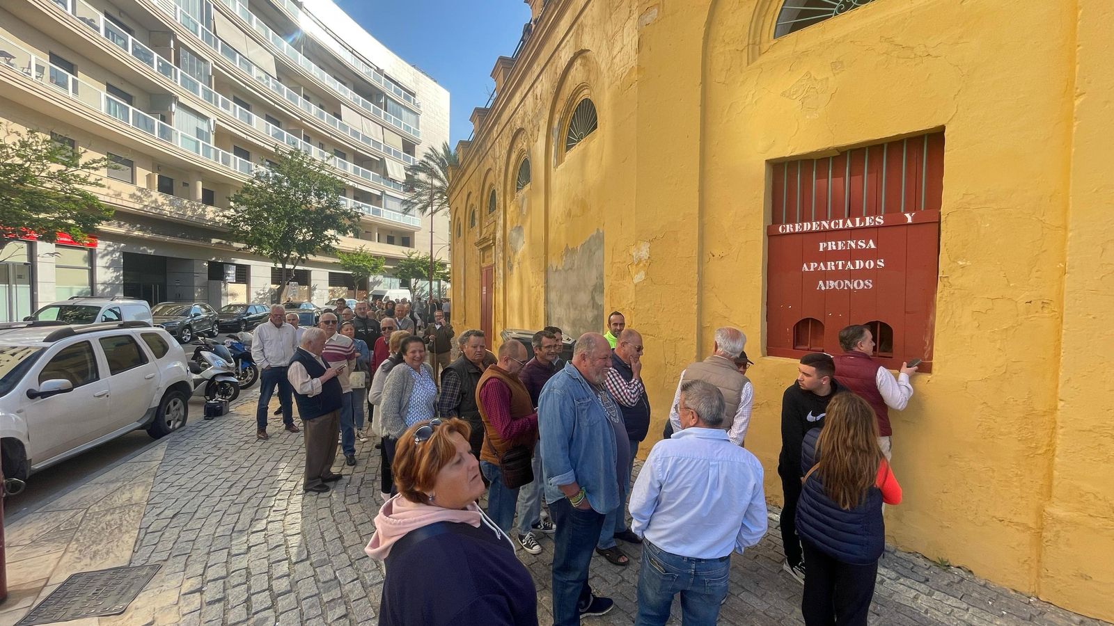 Decenas de personas en la taquilla de la plaza de toros