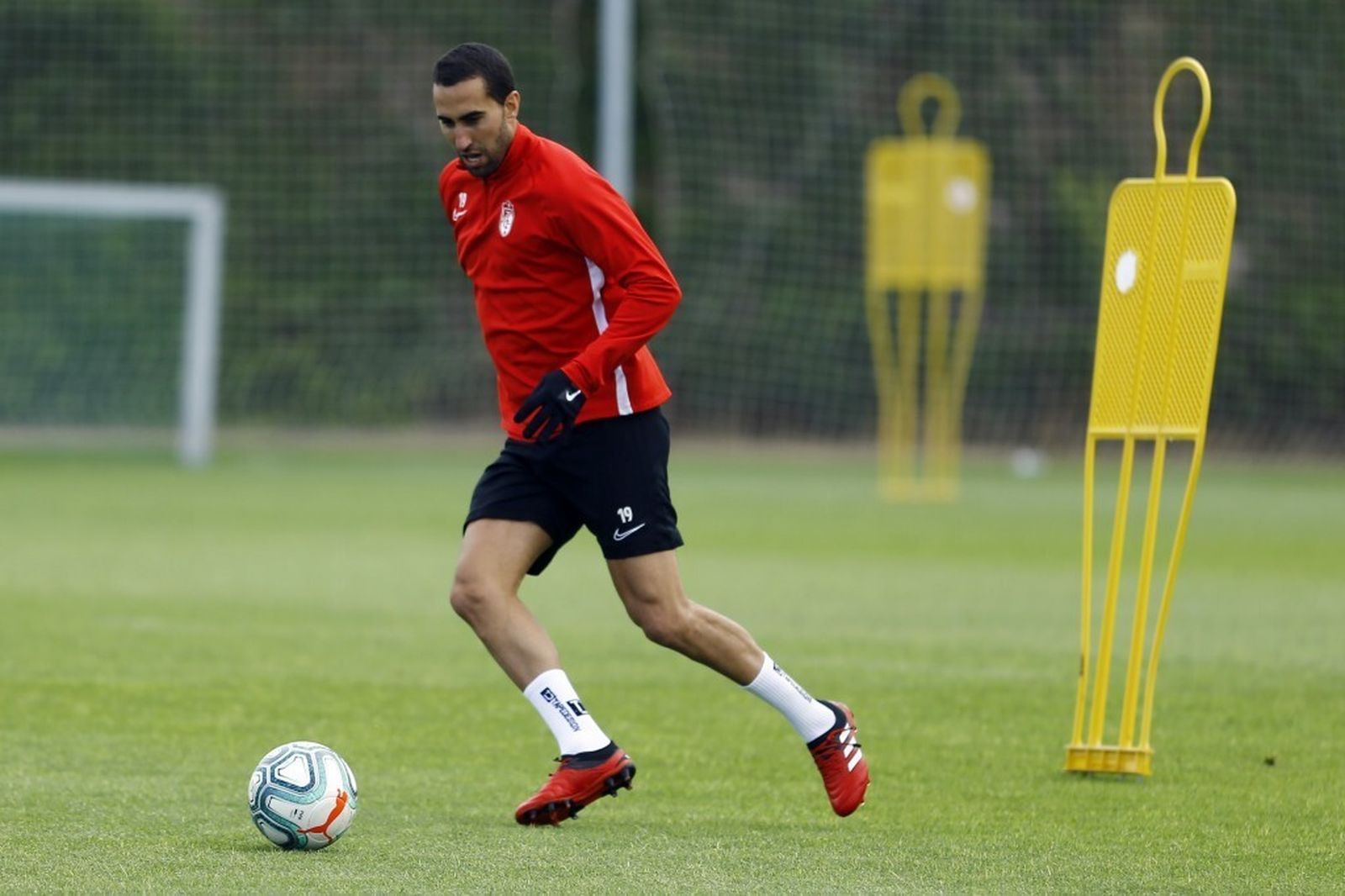 Ángel Montoro ya pisaba el césped de la Ciudad Deportiva antes de volver a lesionarse.