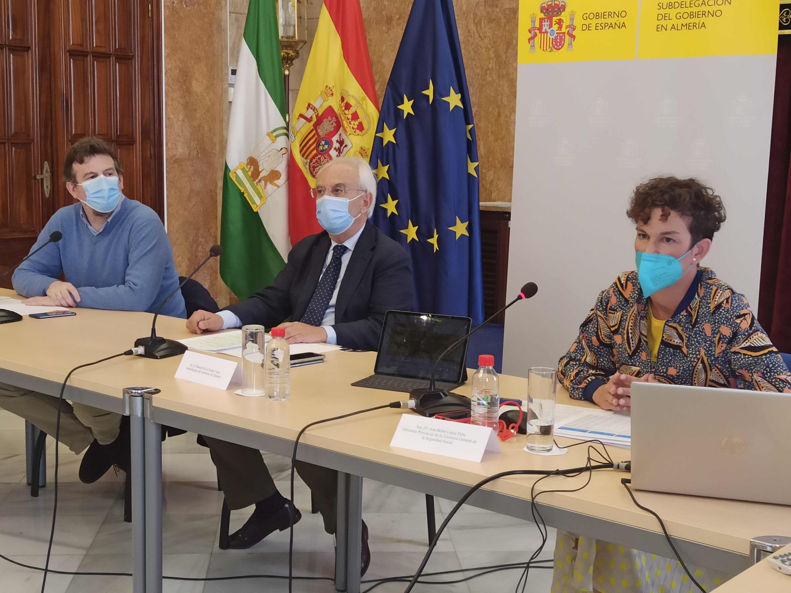 El subdelegado del Gobierno en Almería, Manuel de la Fuente y la directora provincial de la Tesorería de la Seguridad Social, Ana Belén López Peña.