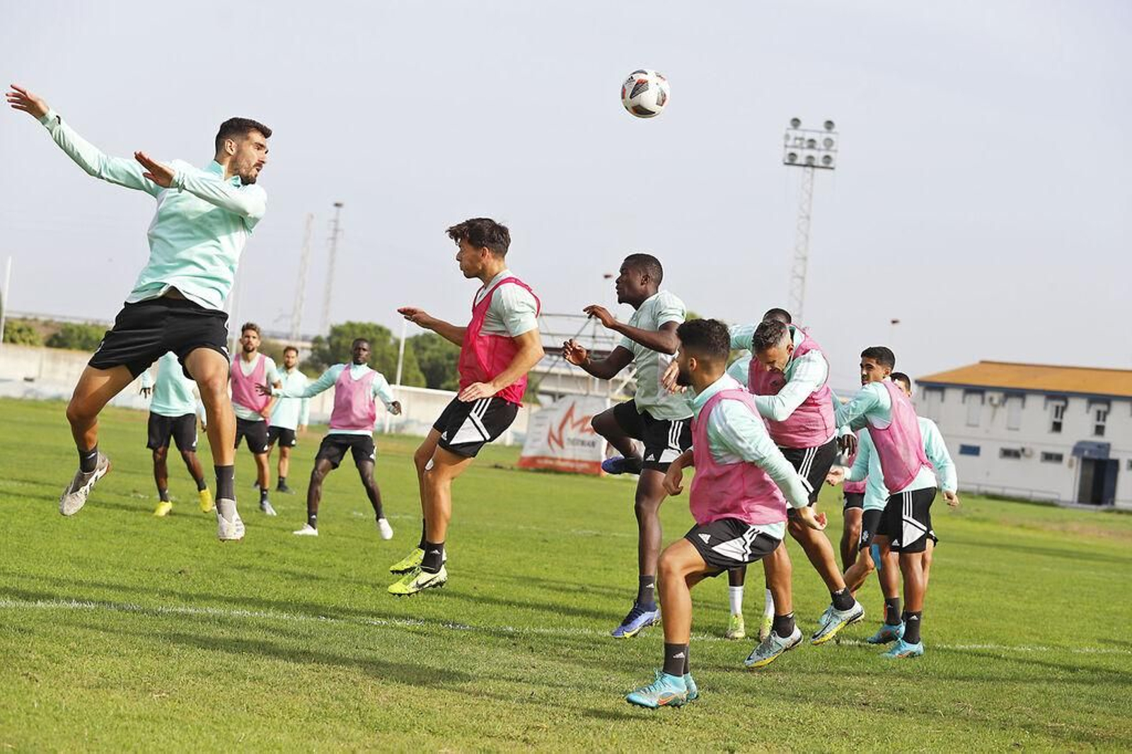 Los jugadores del Decano, durante un entrenamiento de esta semana.