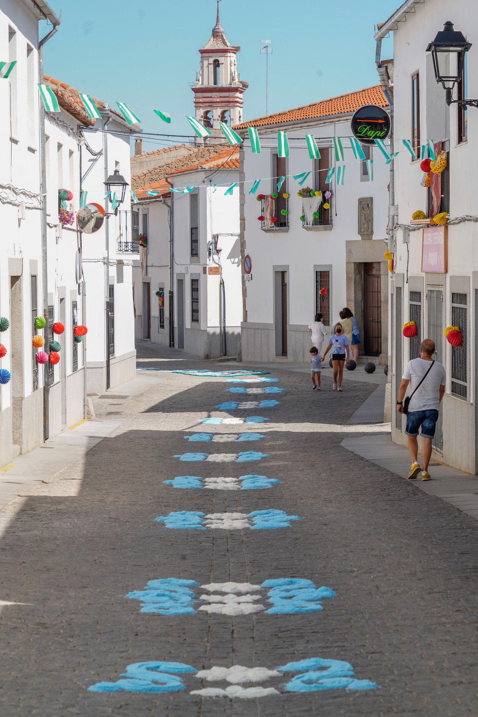 Las alfombras de Dos Torres por San Roque, en imágenes.