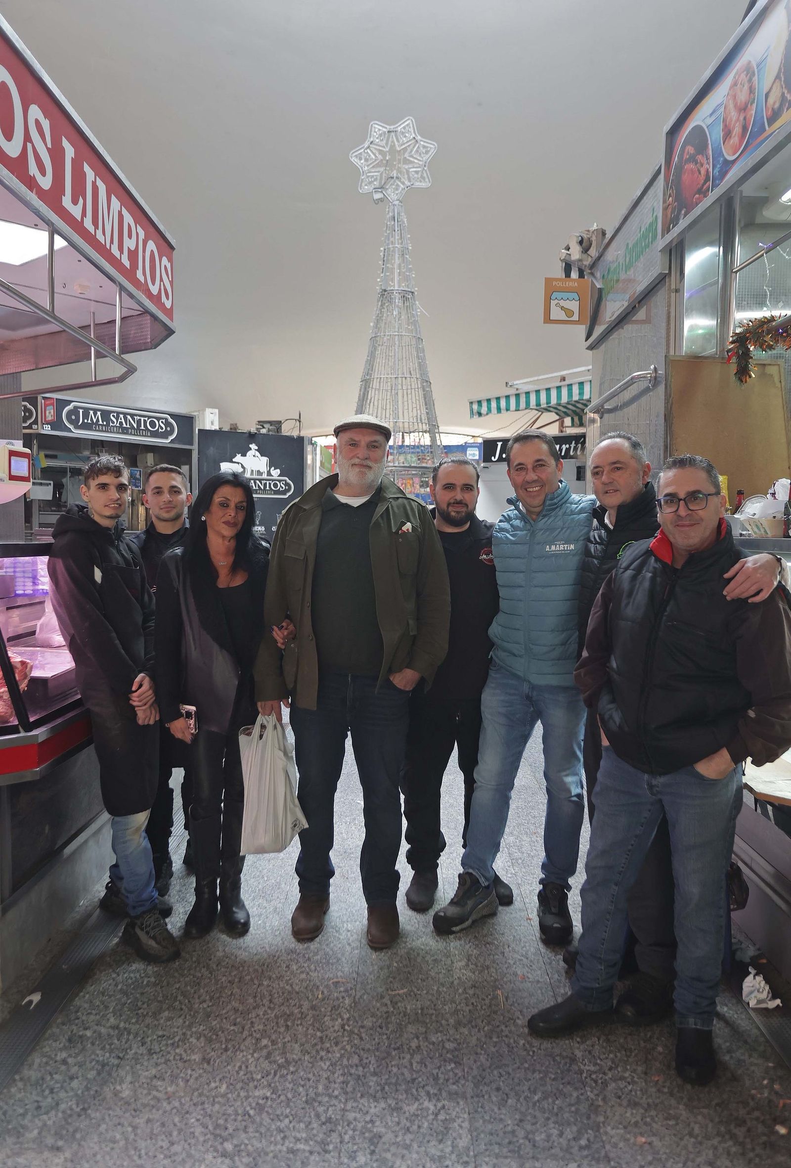 Nacido en Mieres, pero algecireño de adopción desde hace décadas, José Andrés se dejó ver al mediodía en el entorno del mercado Ingeniero Torroja-Sánchez Arcas.