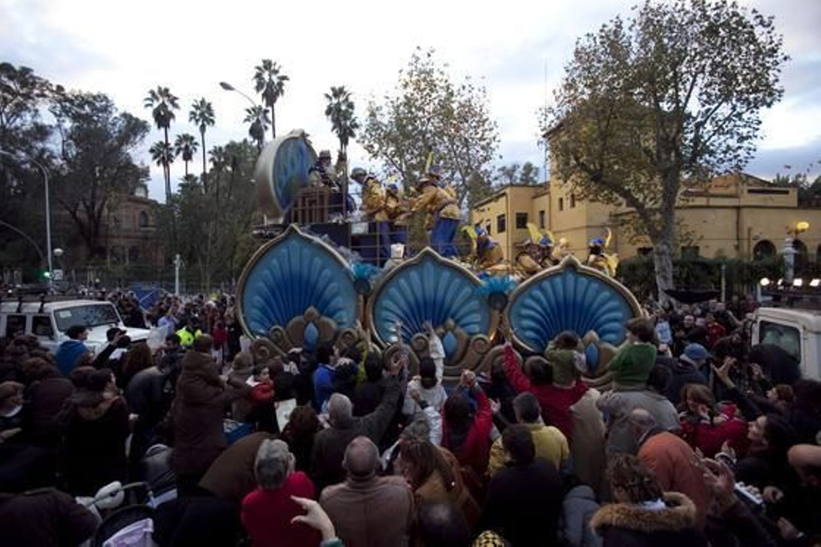 Reluciente en su trono azul ha recorrido el rey Melchor las calles de la ciudad.

Foto: Jaime Martínez