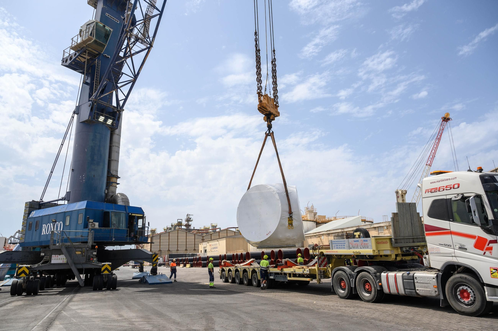 Tráfico de mercancía en el Puerto de Almería.