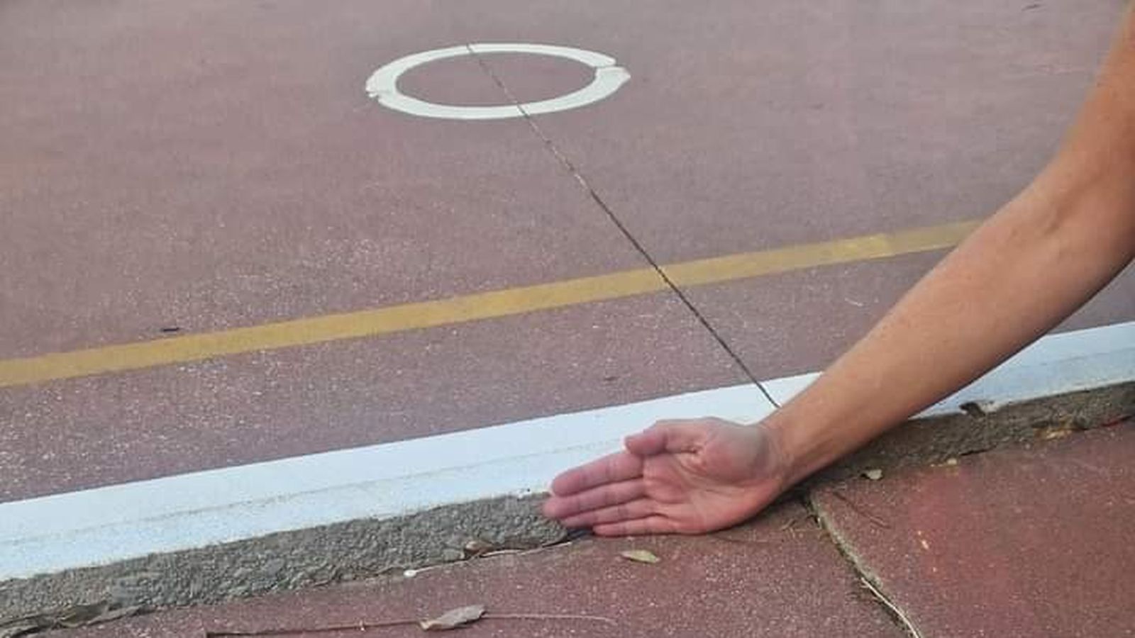 Un desnivel peligroso dentro del colegio de Campamento.