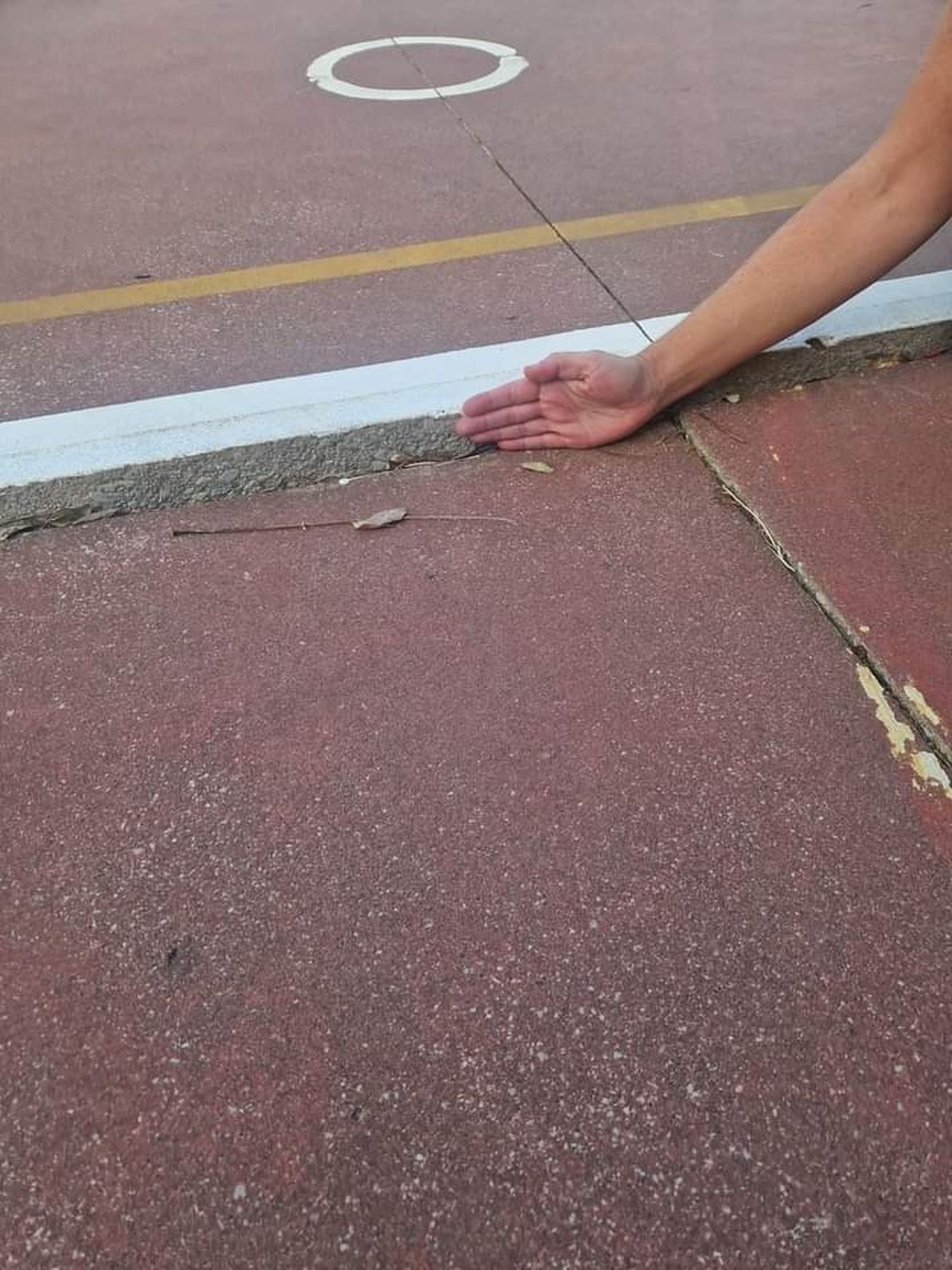 Un desnivel peligroso dentro del colegio de Campamento.