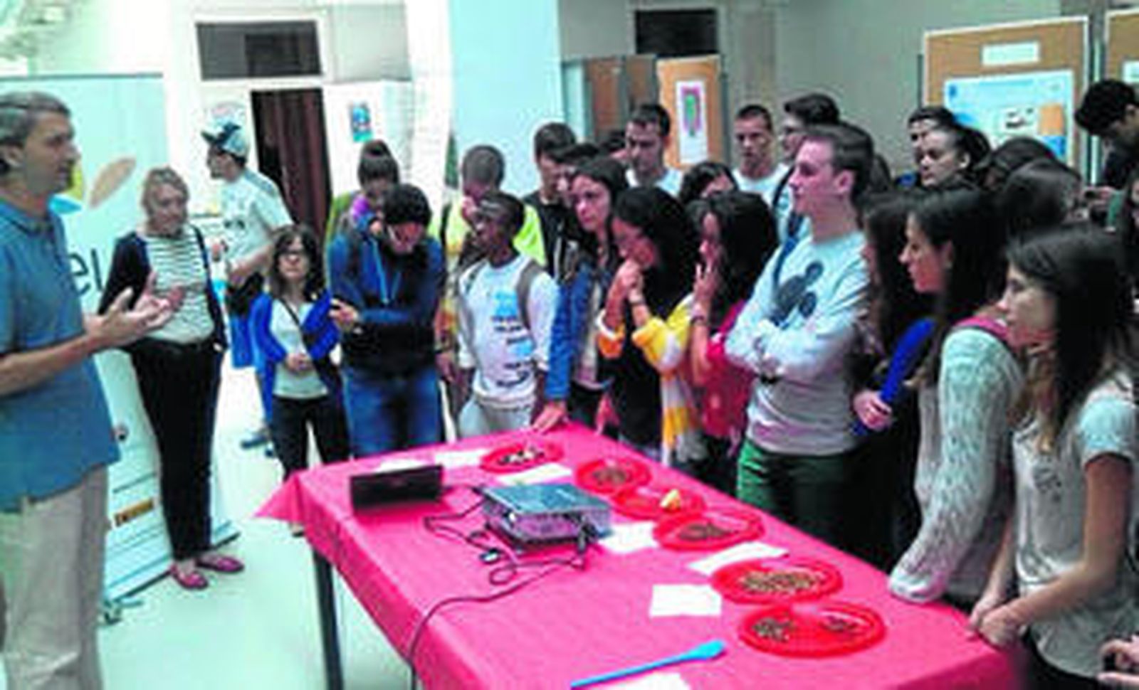 Stand de la actividad "Los insectos como un alimento informativo" en la Noche Europea de los Investigadores de 2014.