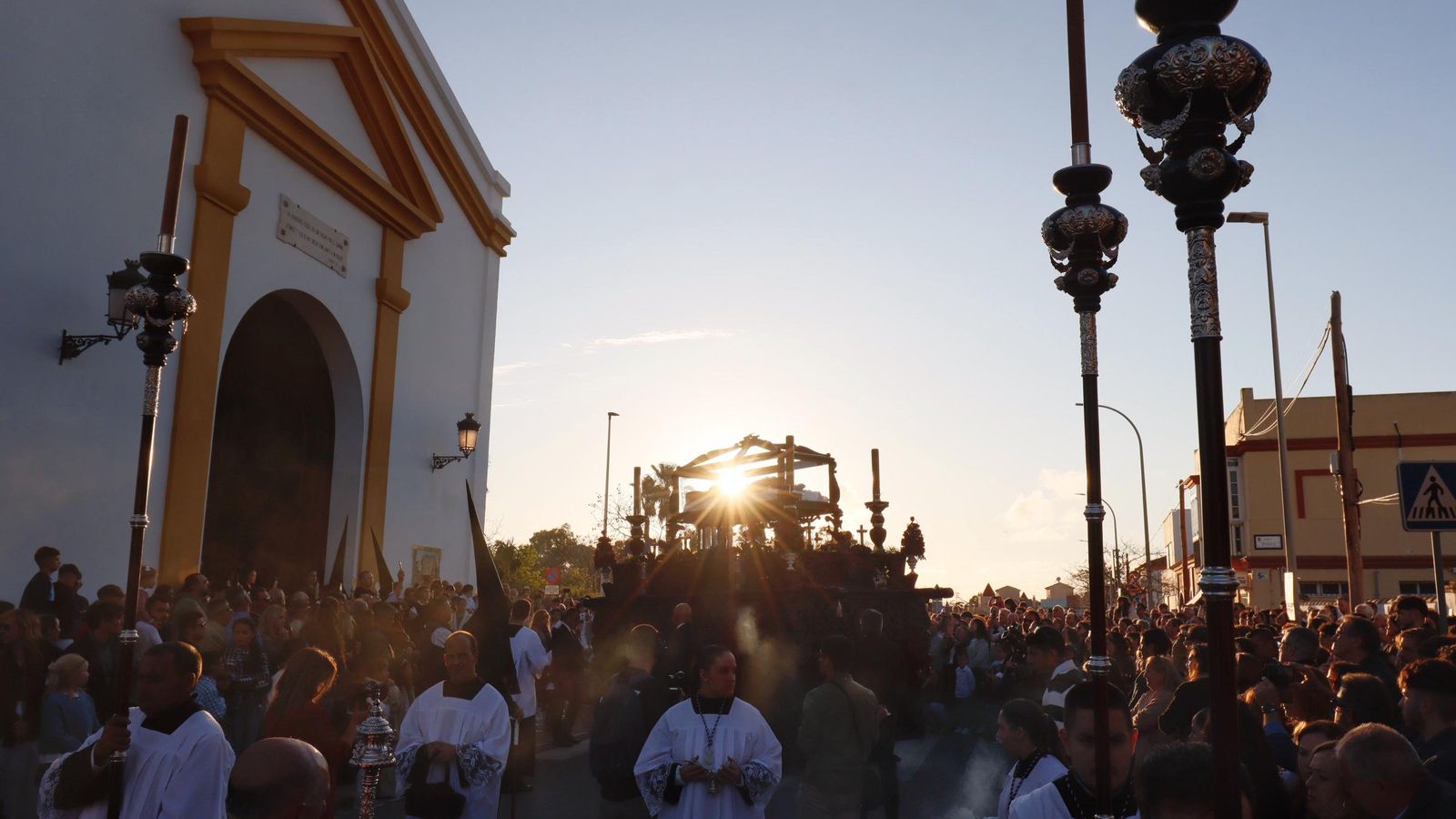 Bella instántanea del Cristo Yacente, saliendo de su capilla.