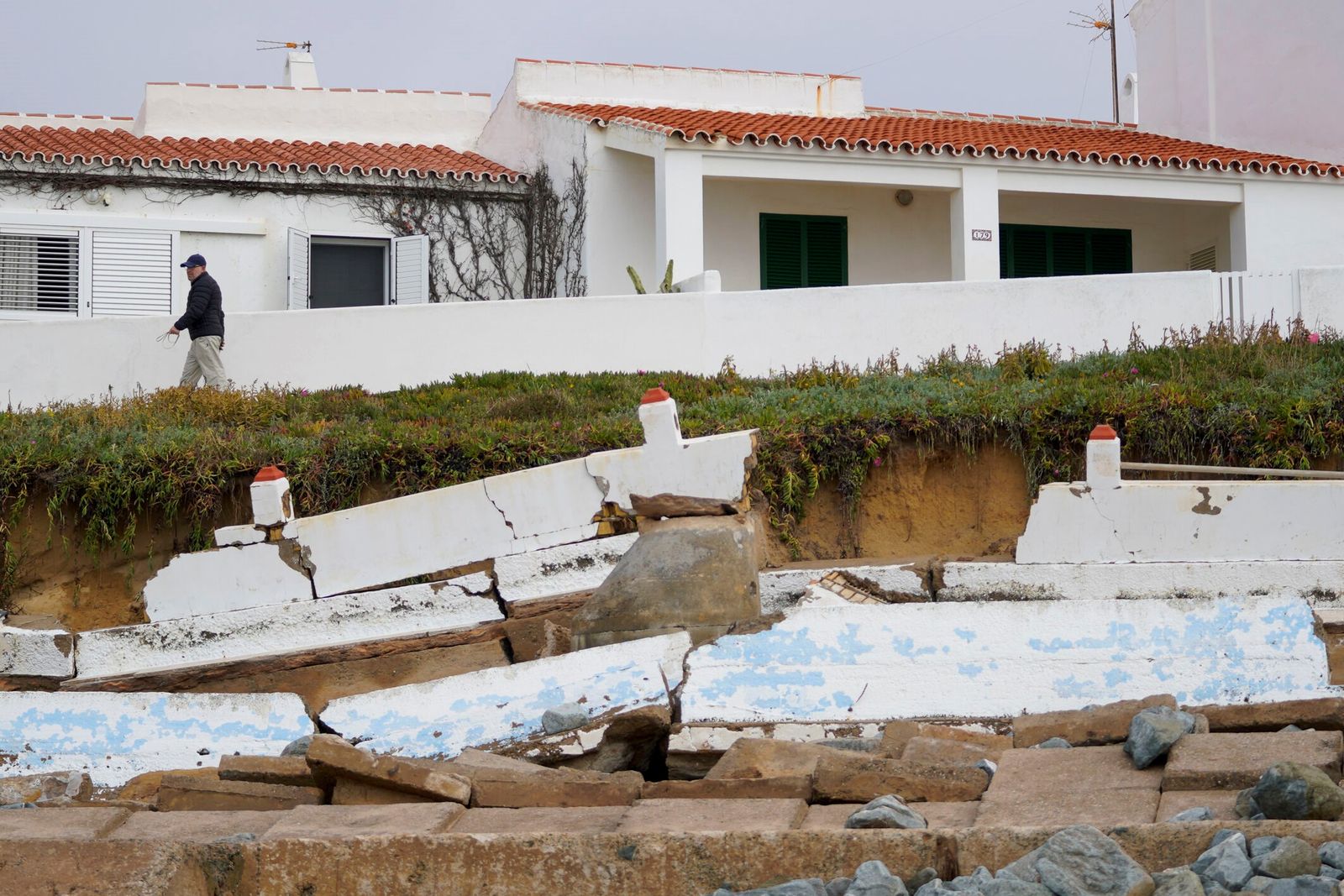 Los destrozos causados por el último temporal a la playa y al paseo marítimo de Matalascañas