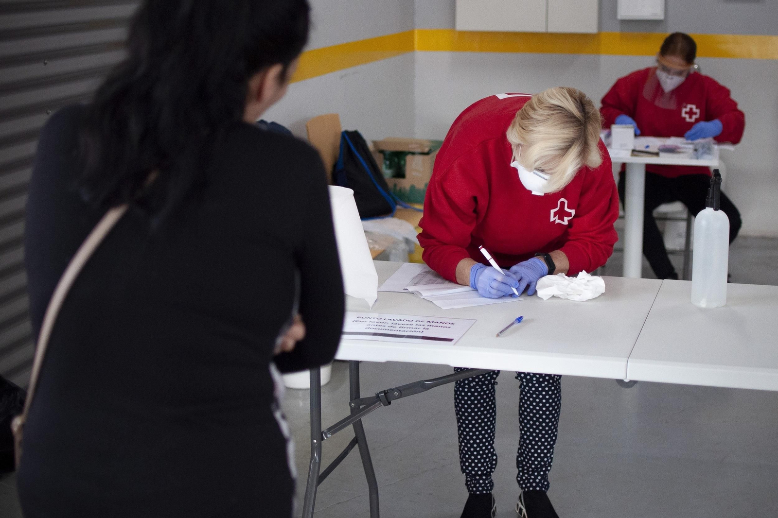 Entrega de vales en la sede de Cruz Roja en Córdoba capital.