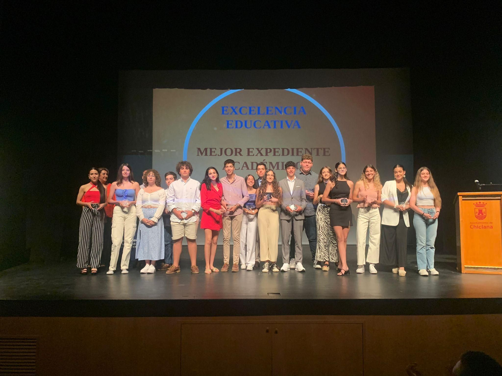 El grupo de alumnos y alumnas reconocidas en el acto.