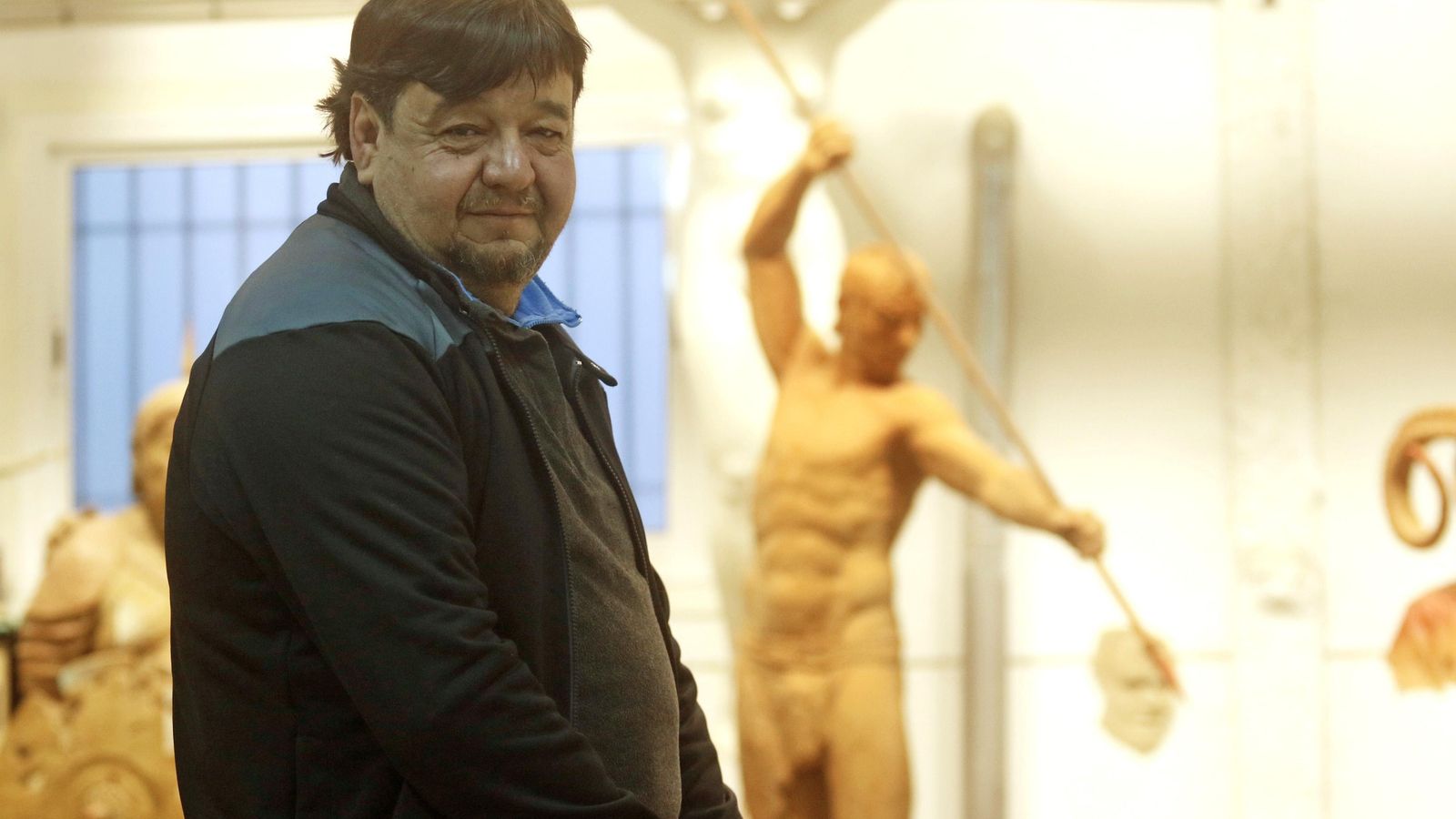 El escultor, con piezas de la serie 'Custodios' al fondo.