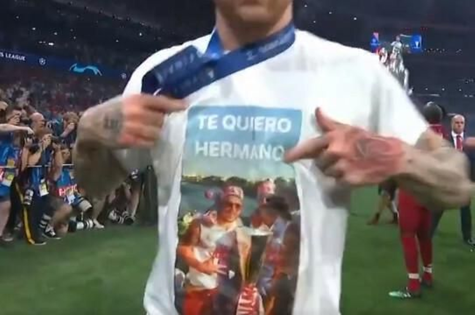 Las camiseta con la que Alberto Moreno ha querido recordar a Reyes.