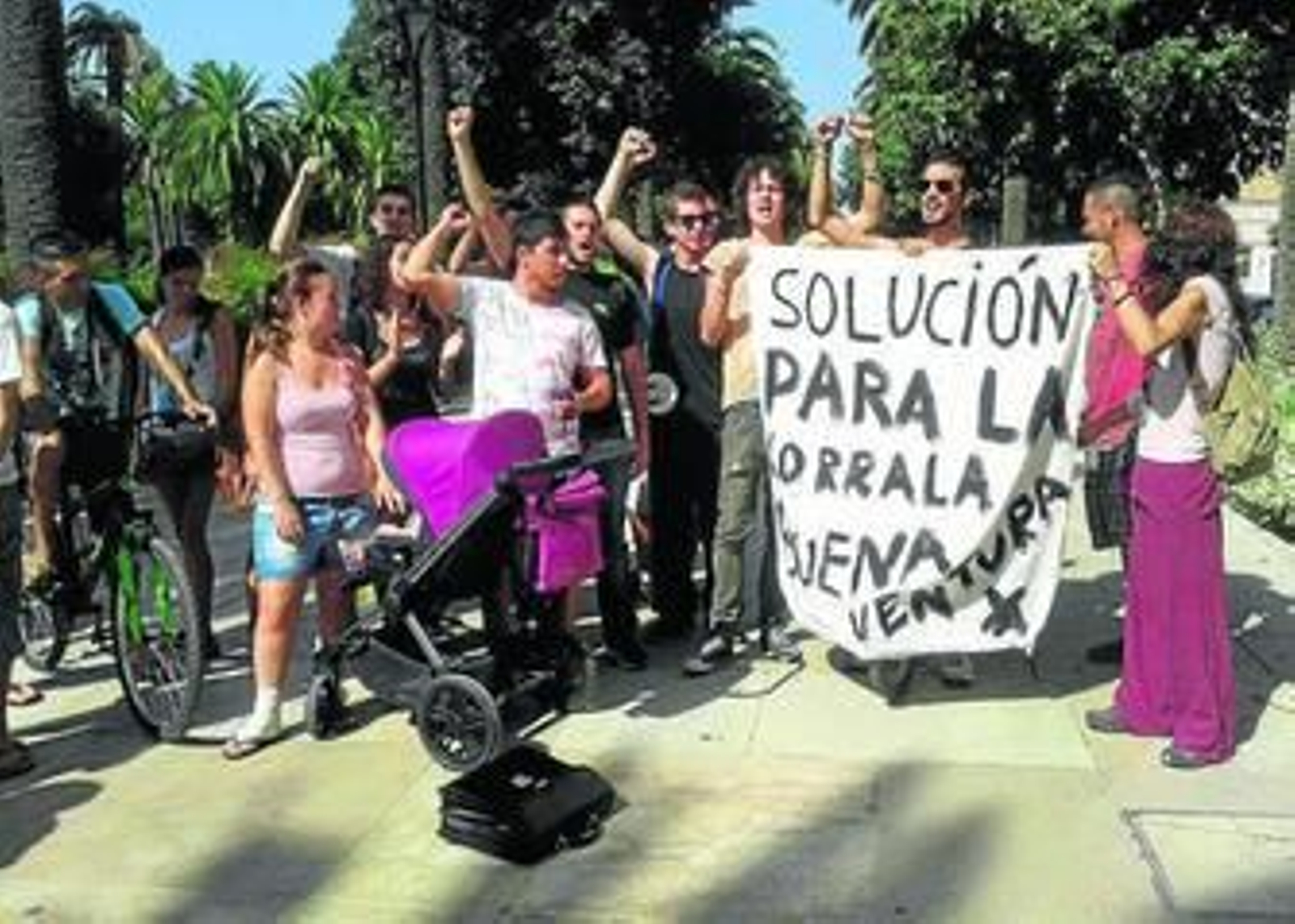 Miembros de una corrala de Málaga elevan la voz para reivindicar un techo.