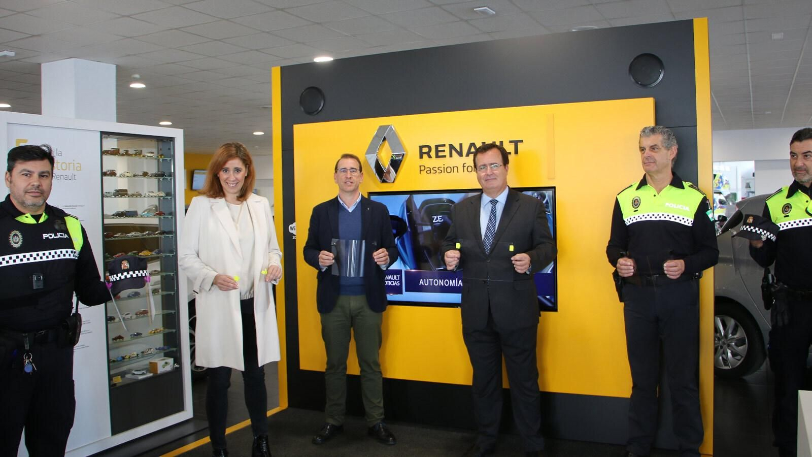 Momento en el que Renault y Syrsa donan las pantallas a la Policía.