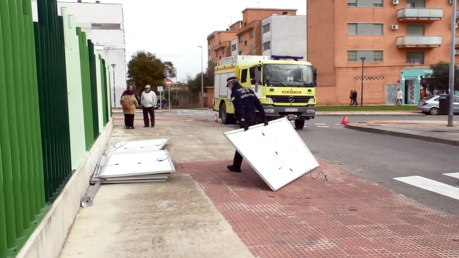 Intervención por el viento de los bomberos y Policía Local de Puerto Real