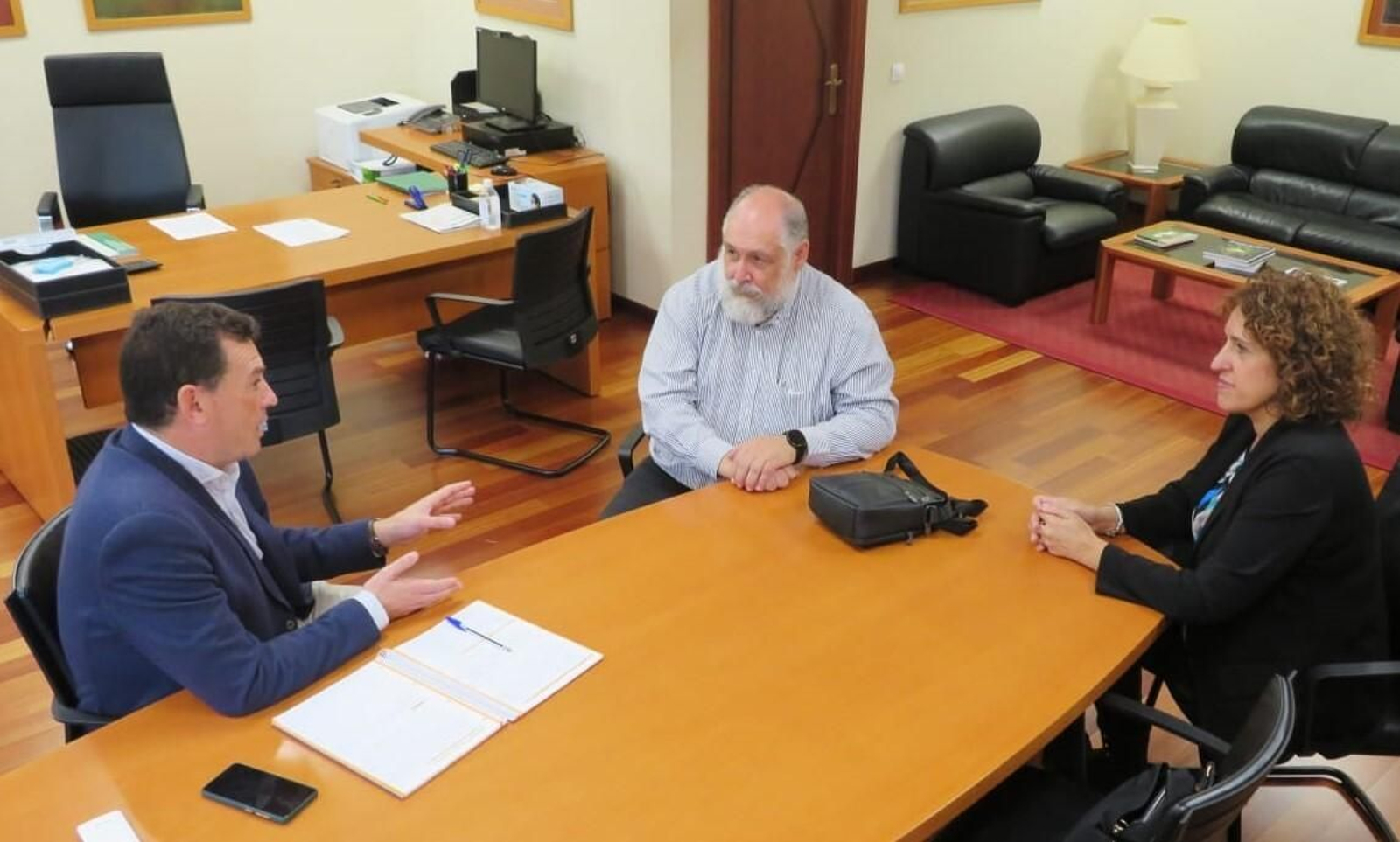 Un momento del encuentro entre Santana y el Colegio de Economistas de Huelva.