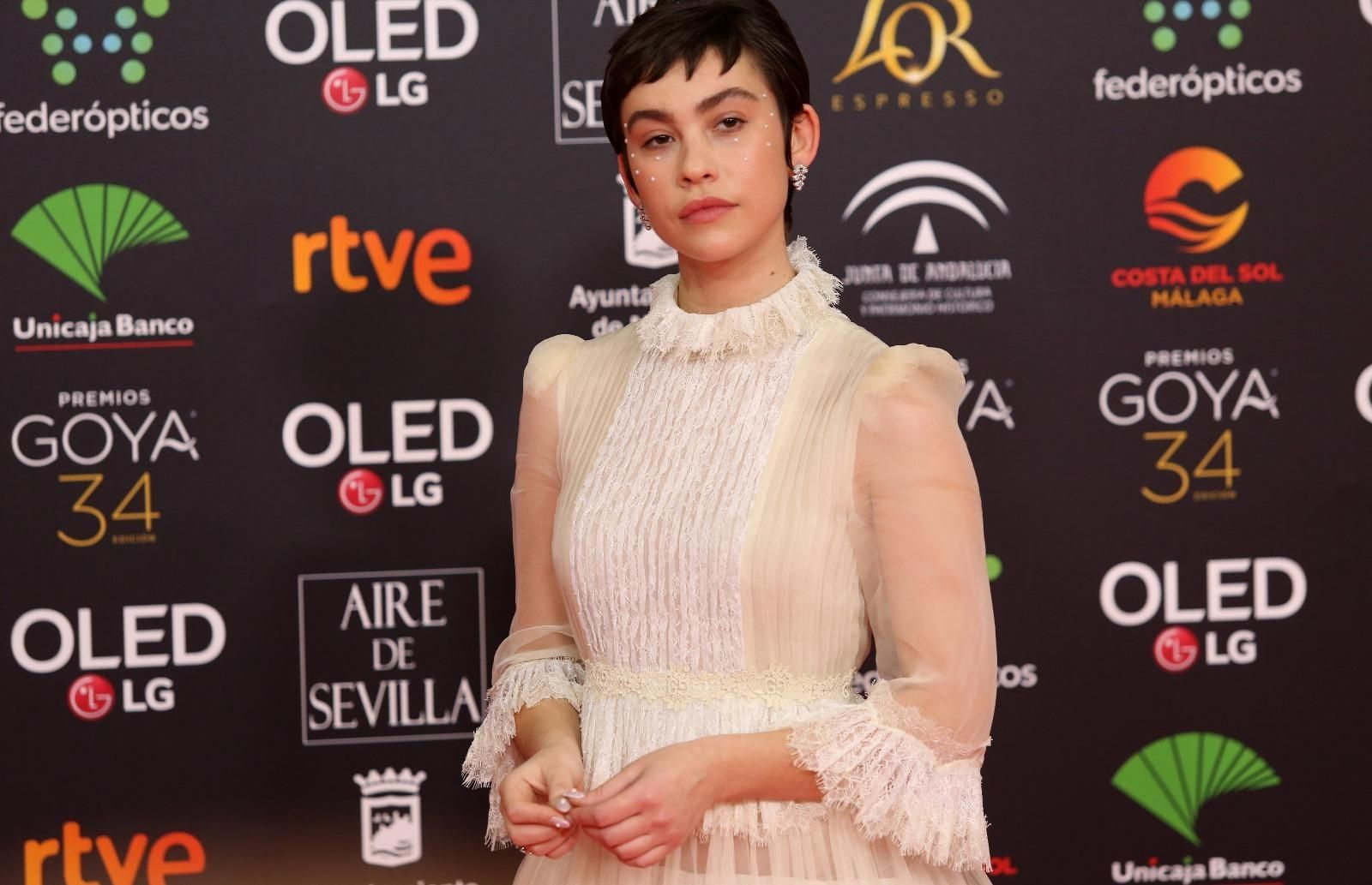 Greta Fernández, nominada a mejor actriz protagonista en los Goya en Málaga, con perlas en el rostro.