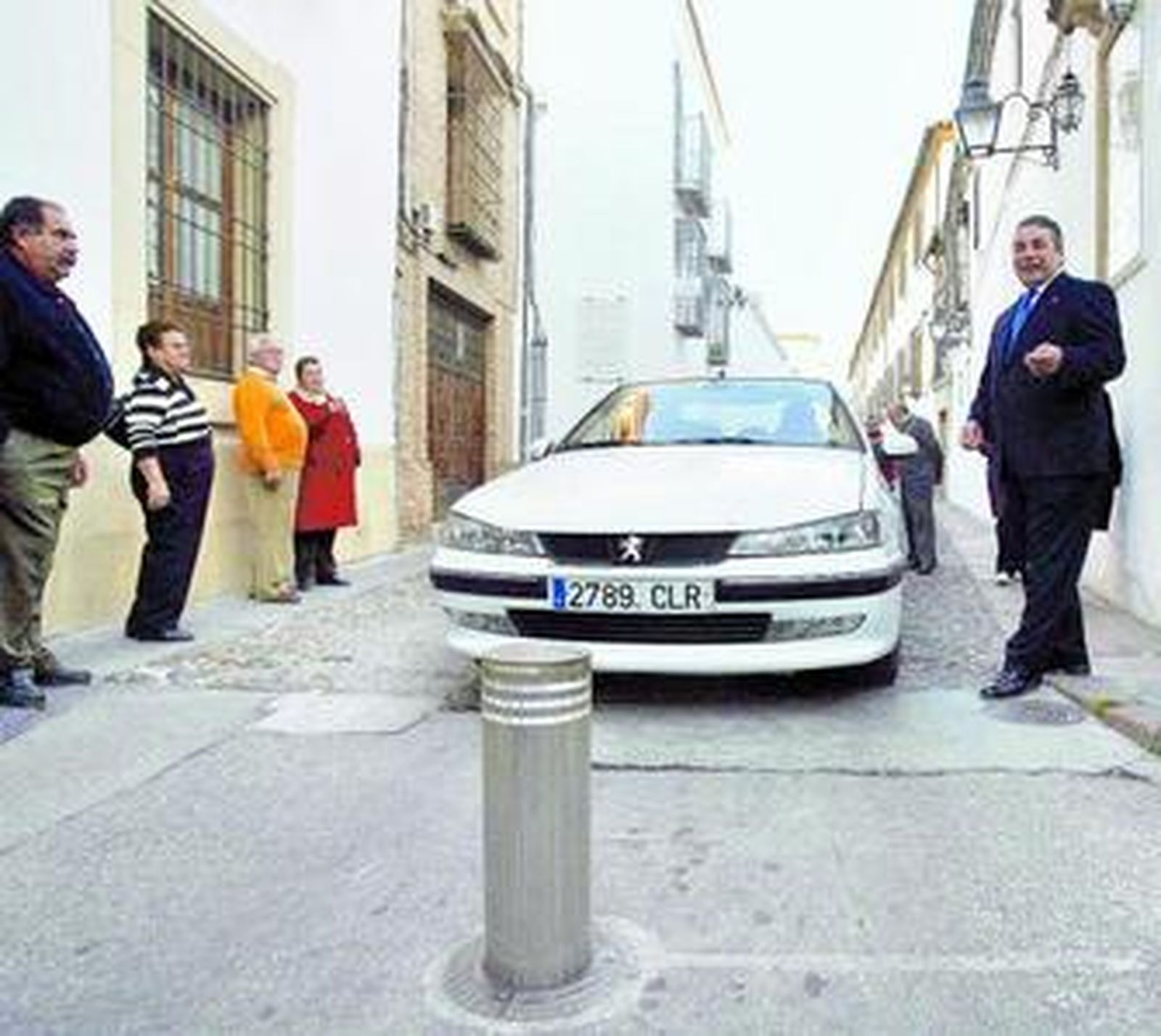 Cuadra, a la derecha, durante la puesta en funcionamiento de la pilona de Capuchinos, ayer.