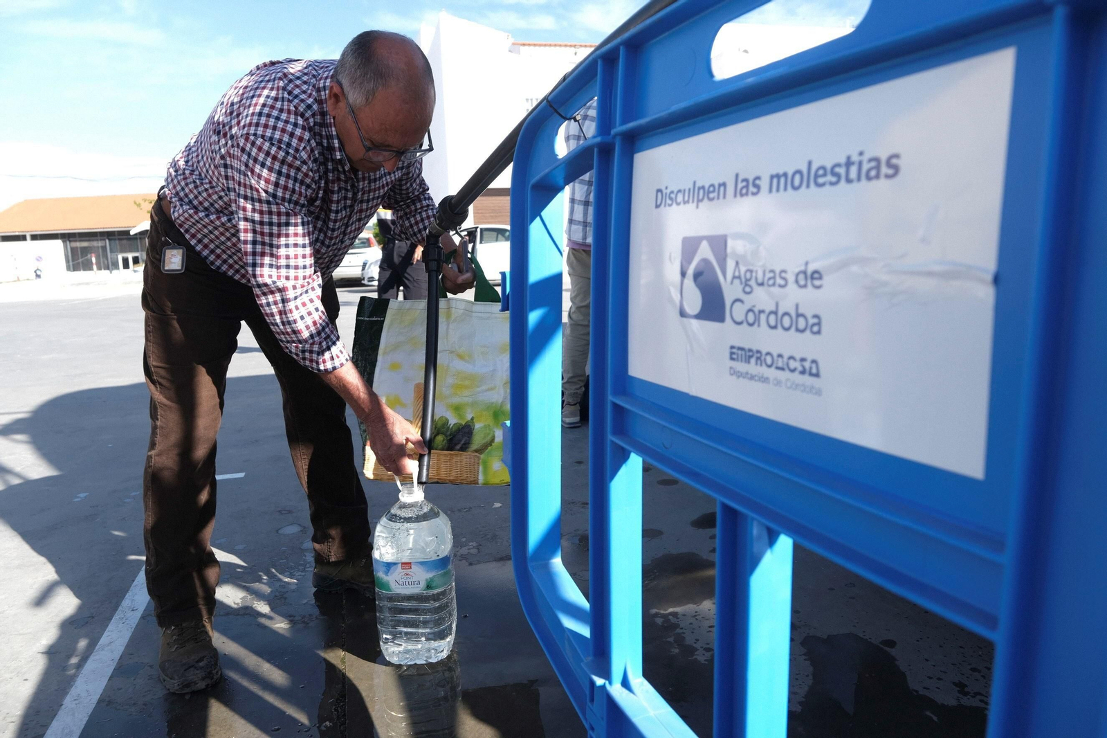 El reparto de agua potable en Espiel, en imágenes