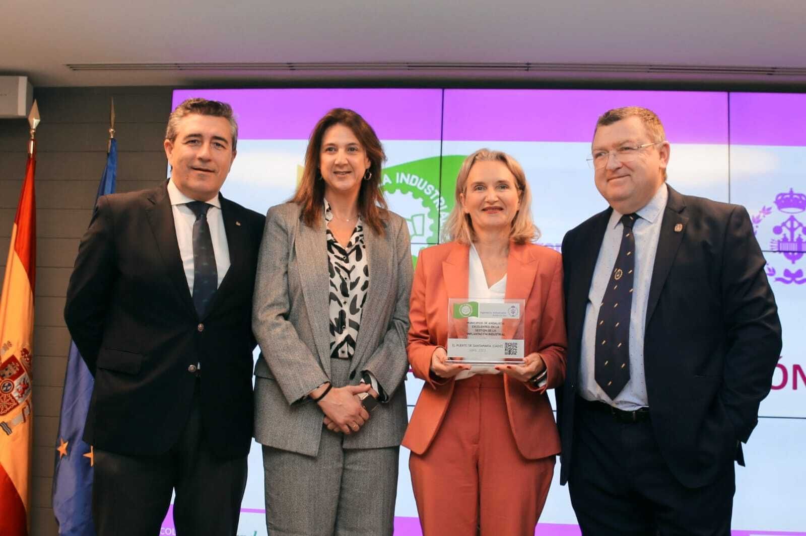 La edil Lola Campos, durante la entrega del premio con los responsables del Colegio de Ingenieros.