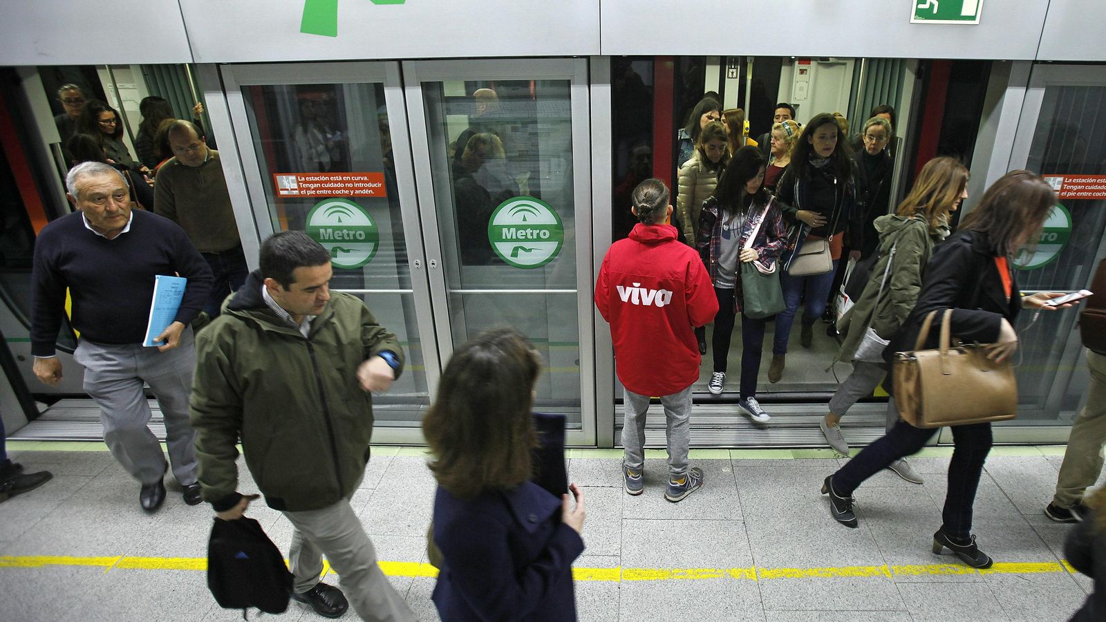 Movimiento de viajeros en el andén de la estación Puerta de Jerez.