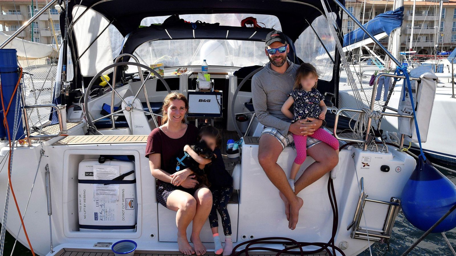 Los germanos Felix y Marina pasan el confinamiento con sus dos hijas pequeñas en un velero atracado en el puerto deportivo de Almerimar.