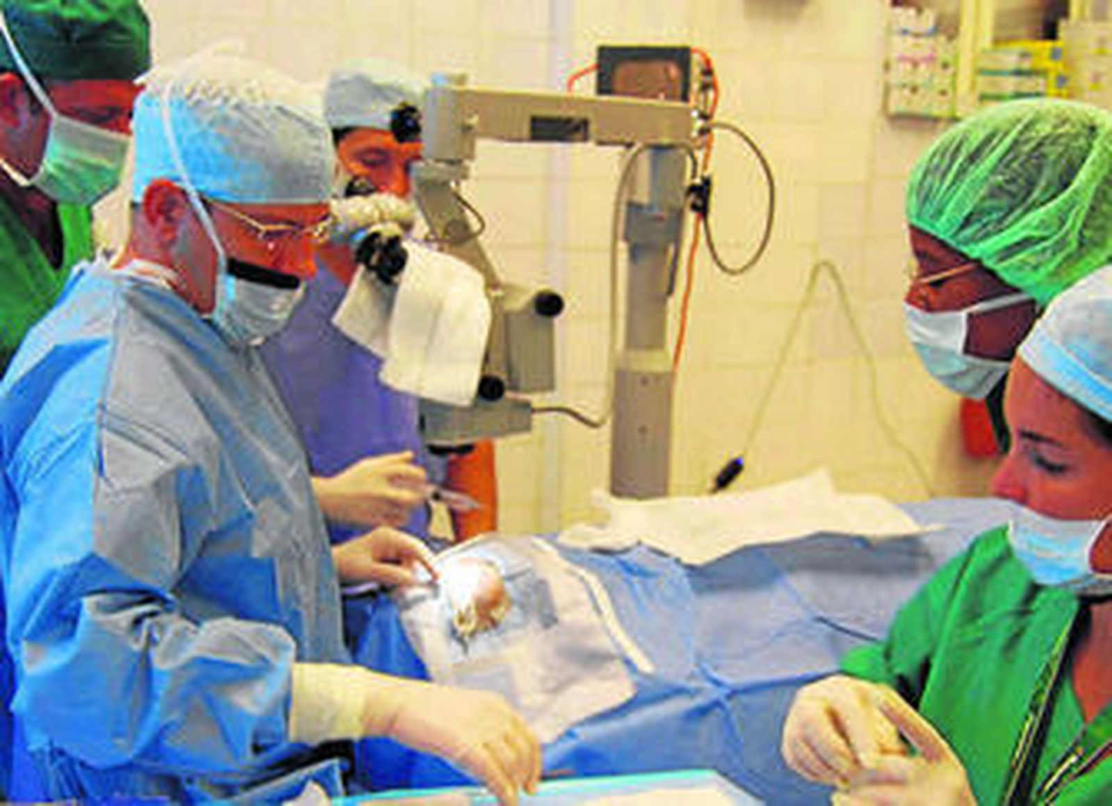 El grupo de oftalmología realiza una intervención de cataratas.