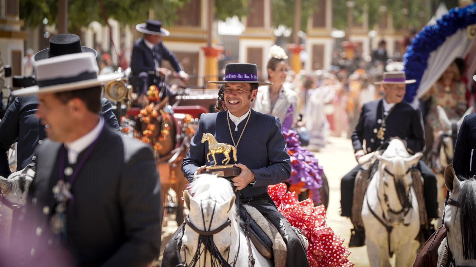 El hermano mayor del Rocío, con el caballo de oro.