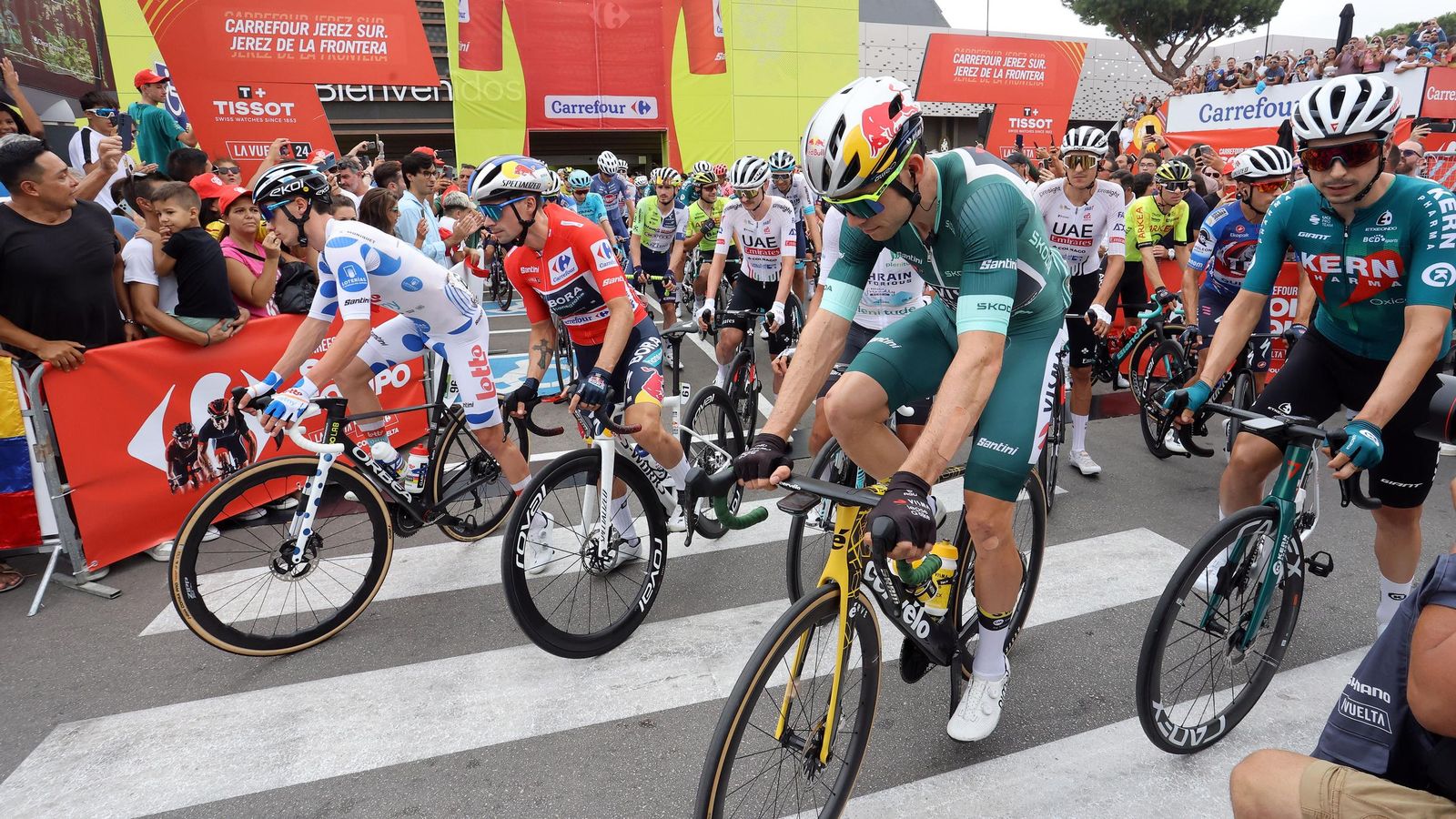 Así fue la salida de la Vuelta España desde Carrefour Sur en Jerez