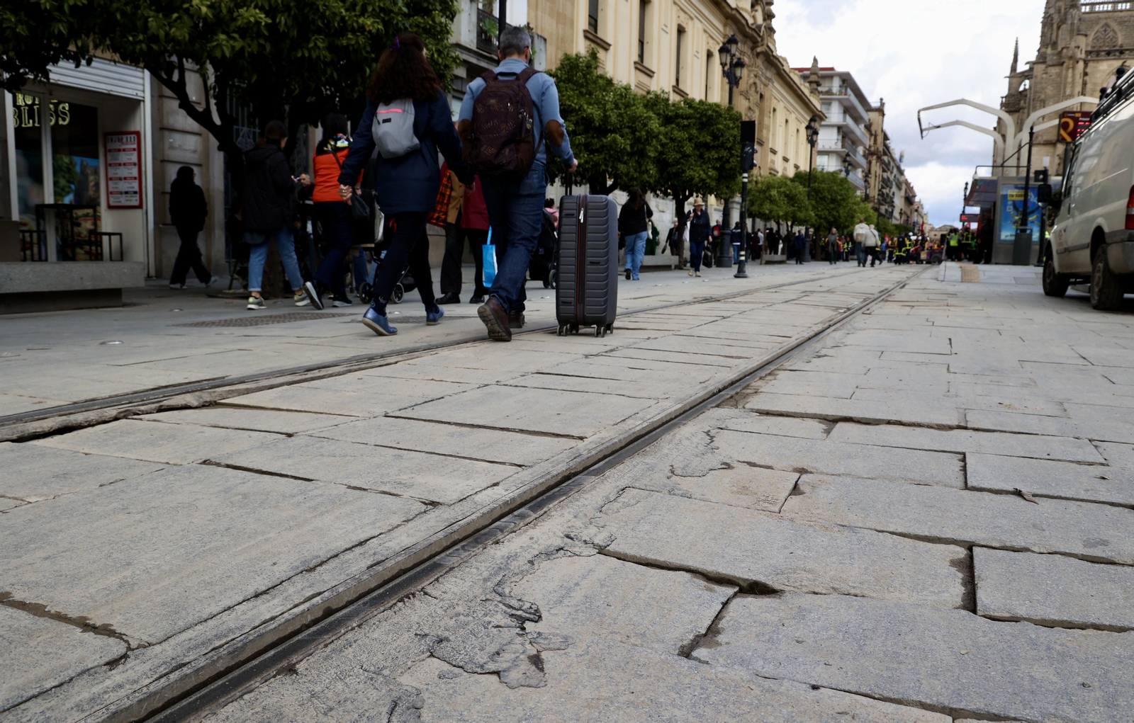 Mal estado del pavimento en la Avenida de la Constitución
