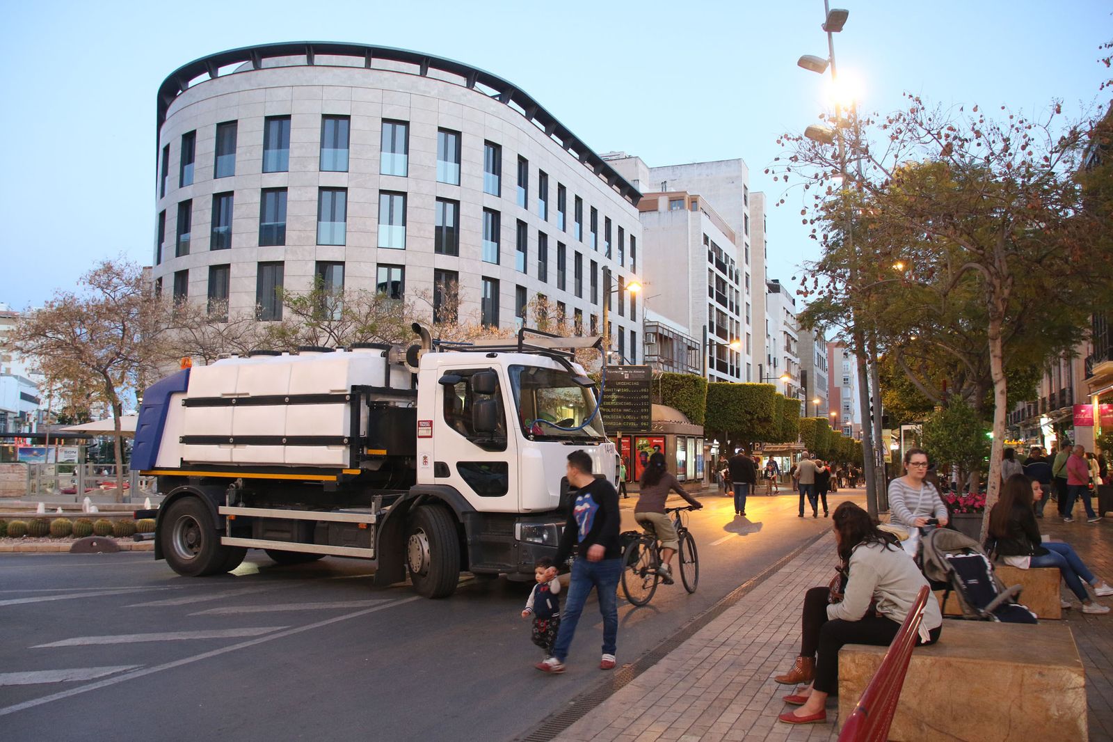 Pesados camiones instalados en los accesos a las principales zonas de la capital por donde discurren las procesiones y mayor afluencia de público se concentra.