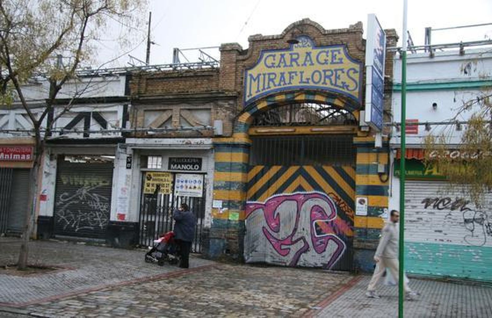 Después de ser el primer sutidor de gasolina de Sevilla y haber sido lugar importante en la exposición del 29, el garage es a día de hoy una muestra más del abandono del patrimonio industrial en la ciudad.  Foto: Victoria Hidalgo