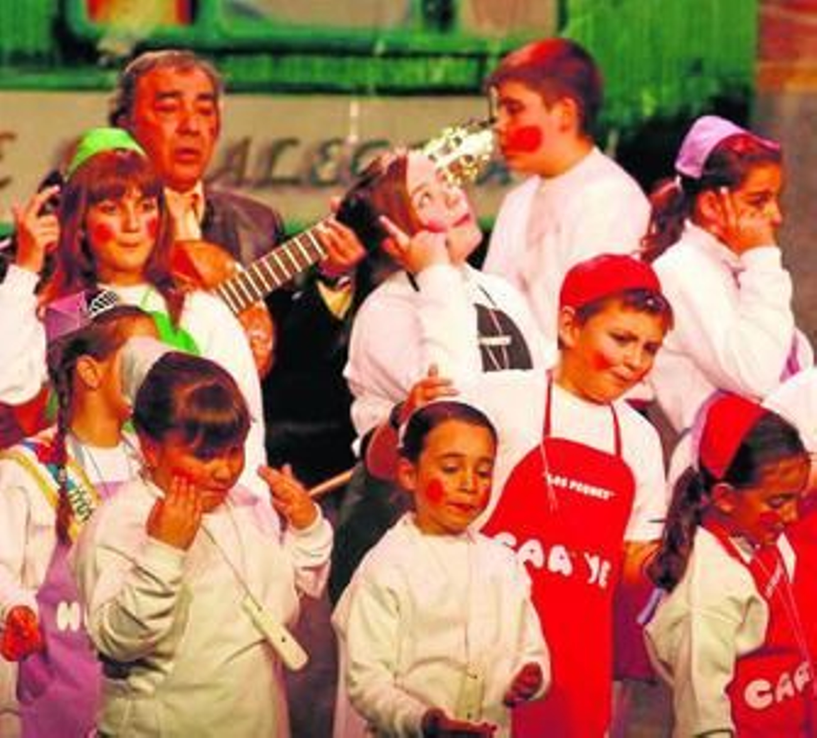 1. La comparsa Los niños del Carmen de la peña Los Peques, de Huelva.  2. Componentes de la chirigota de la Escuela de Carnaval de Punta Umbría. 3. Dos niñas disfrazadas de princesa y Stefany en el público. 4. El mago Juanjo con dos pequeños ayudantes y la choquera infantil, Nayma Hernández. 5. Una niña disfrazada de Lady Gaga con el mago. 6. Dos pequeñas disfrazadas de adivina e india en el público.