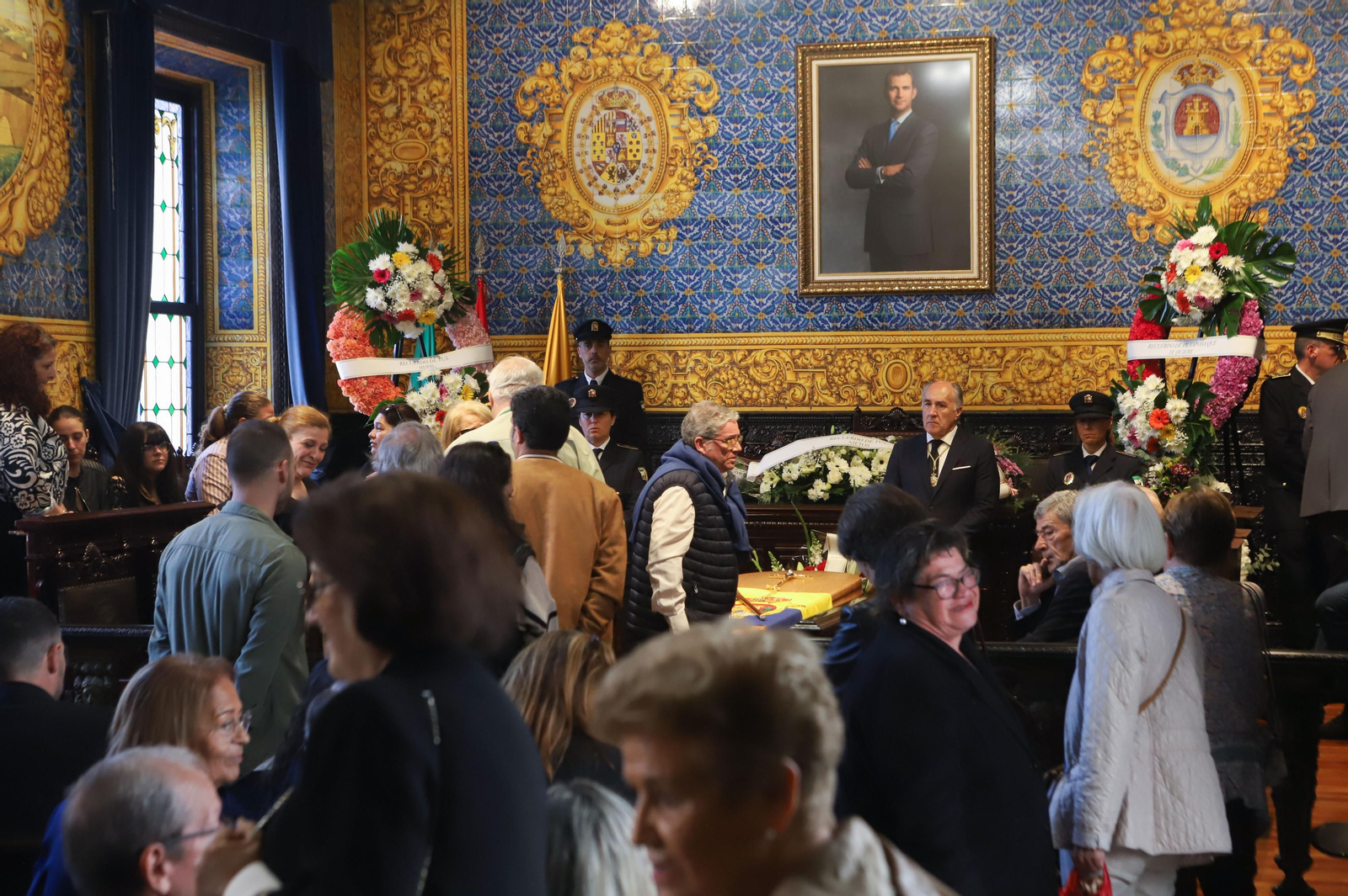 Imágenes de la capilla ardiente de Ernesto Delgado instalado en el Salón de Plenos del Ayuntamiento de Algeciras